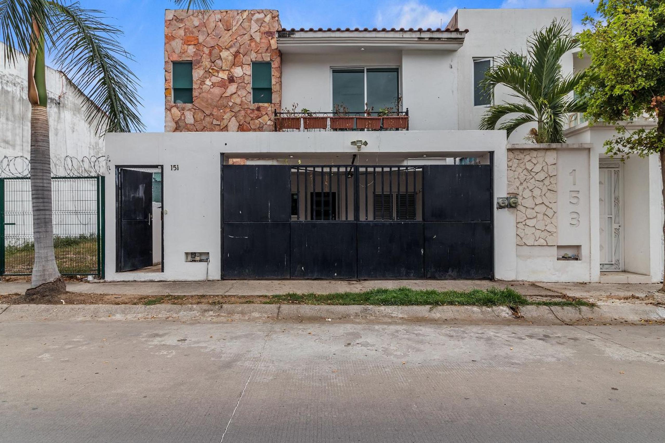 Casa Encanto - 3Bdr, 2.5bath w/Jacuzzi and Parking