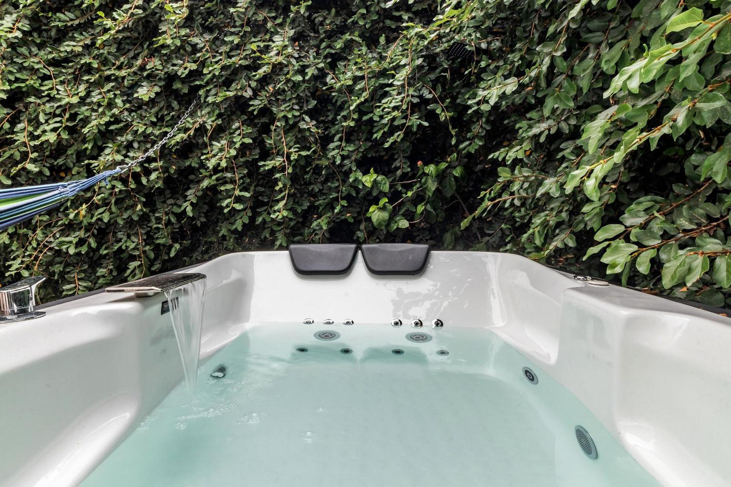 Casa Encanto - 3Bdr, 2.5bath w/Jacuzzi and Parking