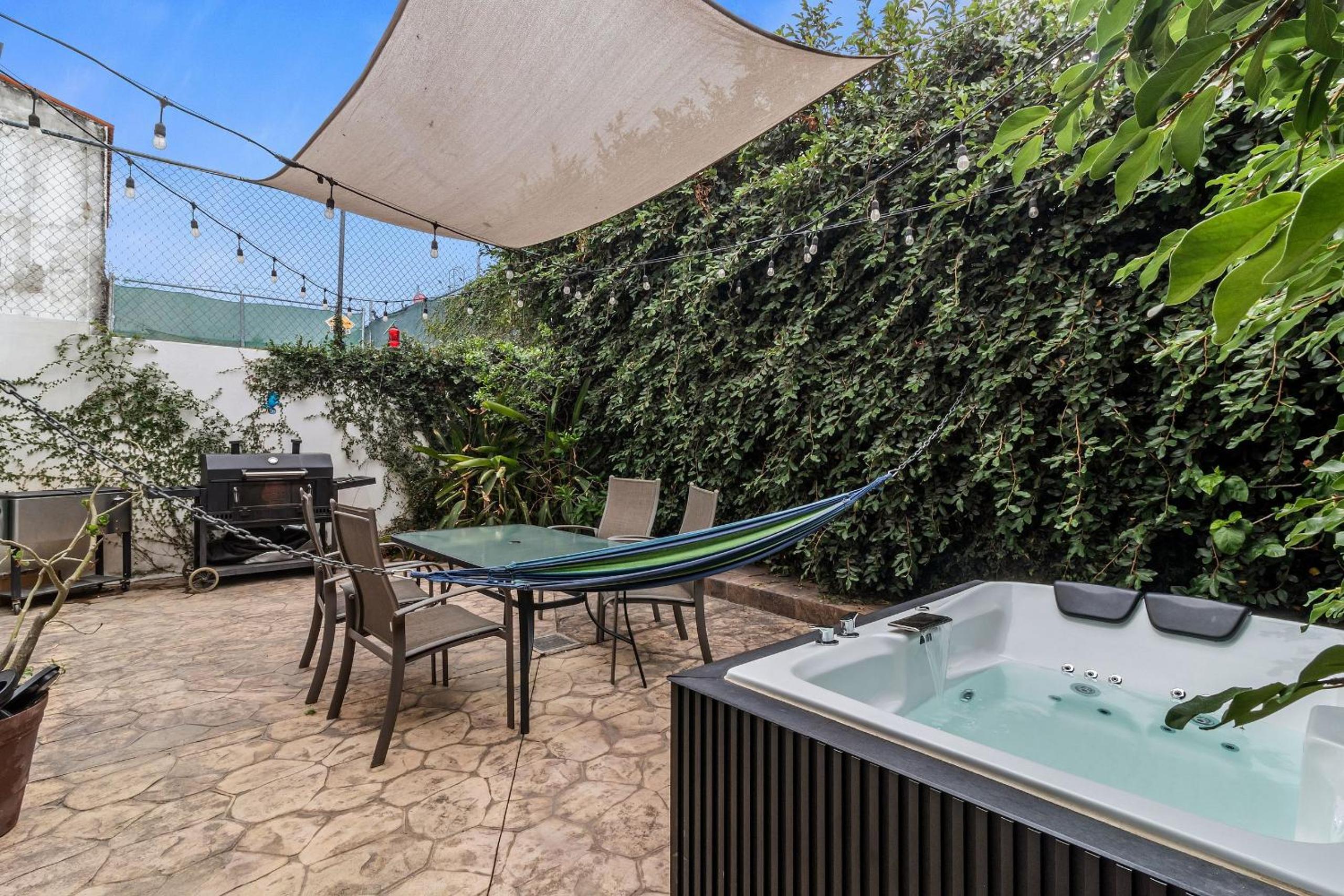 Casa Encanto - 3Bdr, 2.5bath w/Jacuzzi and Parking
