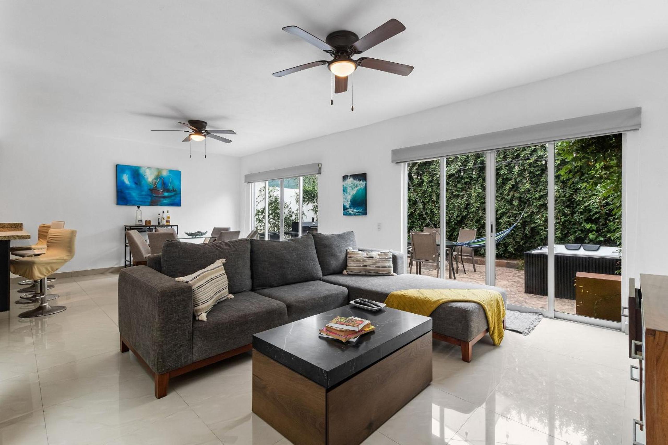 Casa Encanto - 3Bdr, 2.5bath w/Jacuzzi and Parking