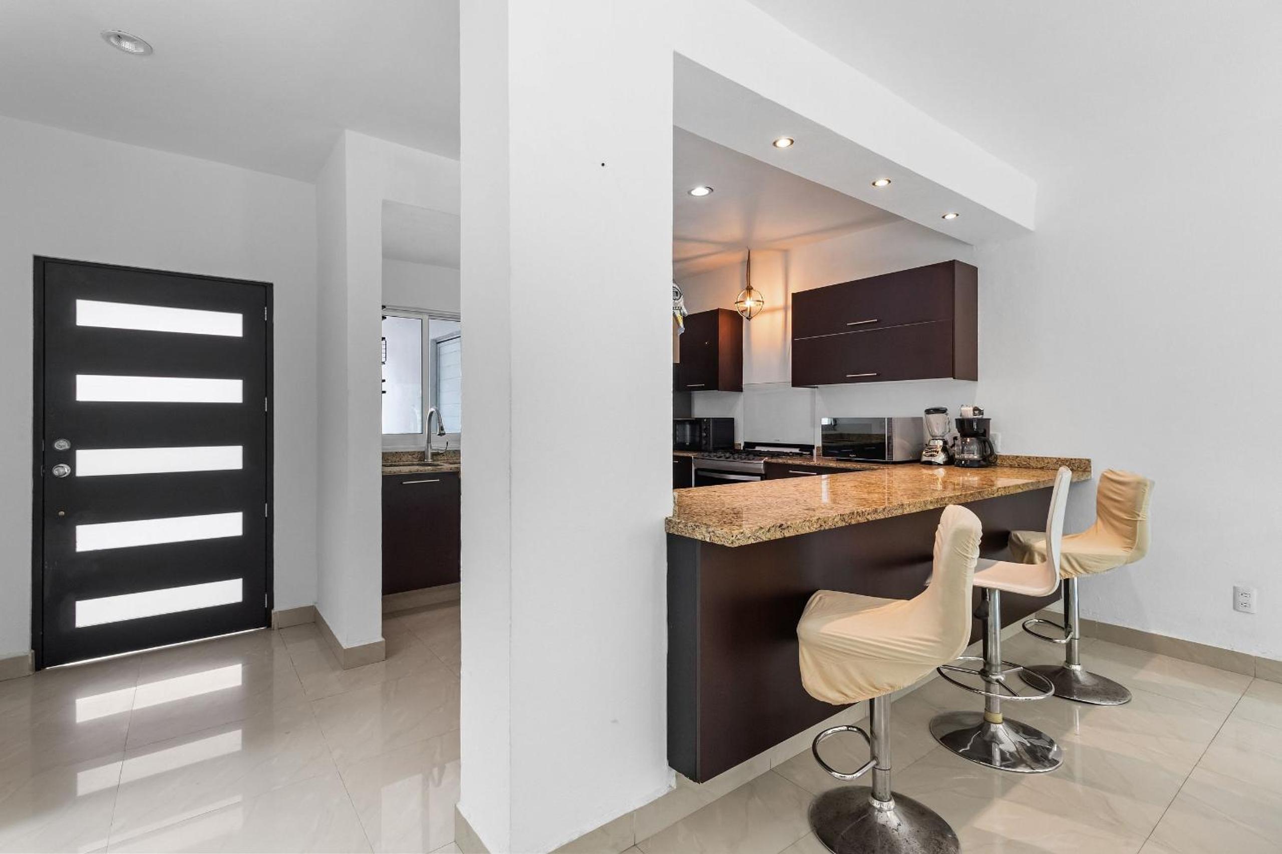 Casa Encanto - 3Bdr, 2.5bath w/Jacuzzi and Parking