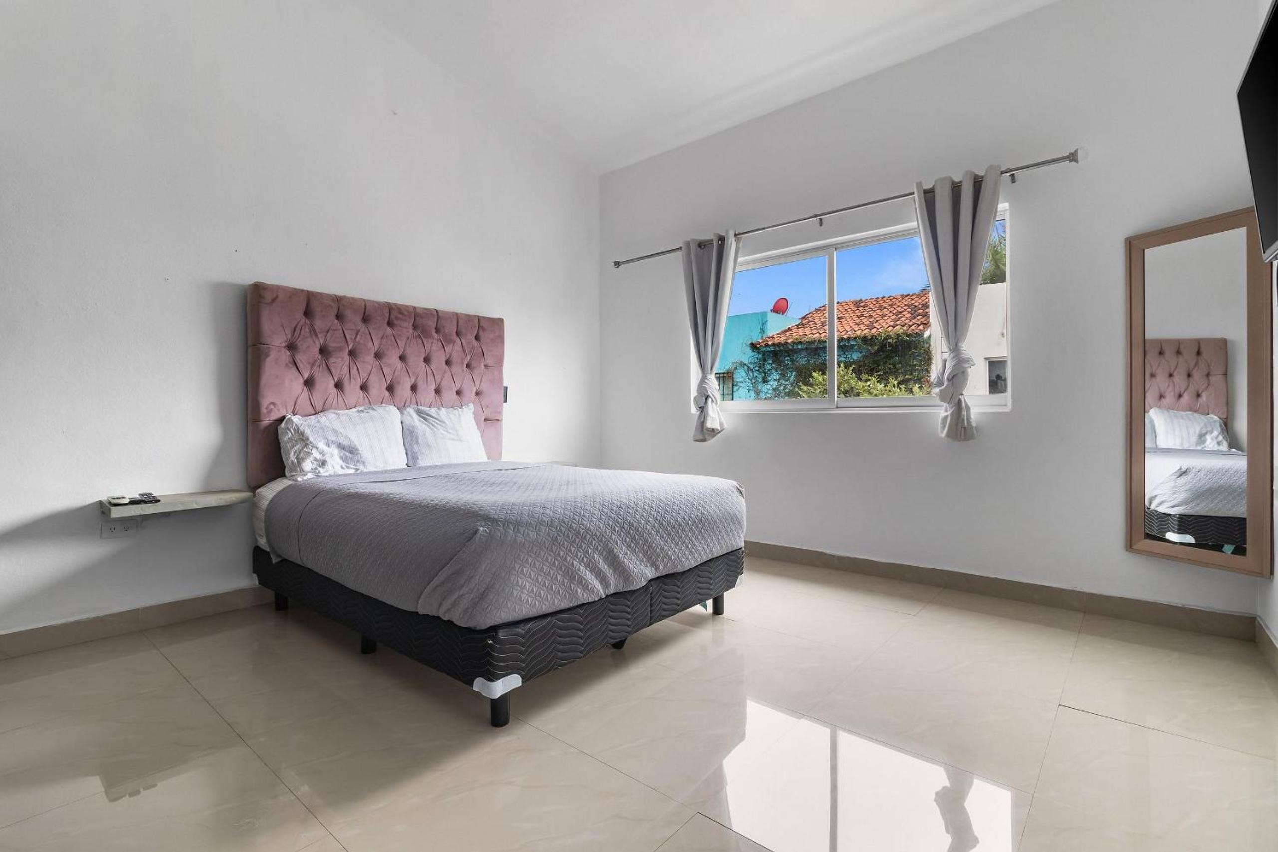 Casa Encanto - 3Bdr, 2.5bath w/Jacuzzi and Parking