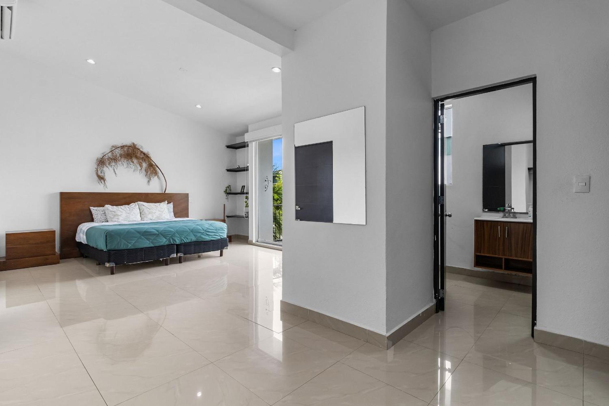 Casa Encanto - 3Bdr, 2.5bath w/Jacuzzi and Parking