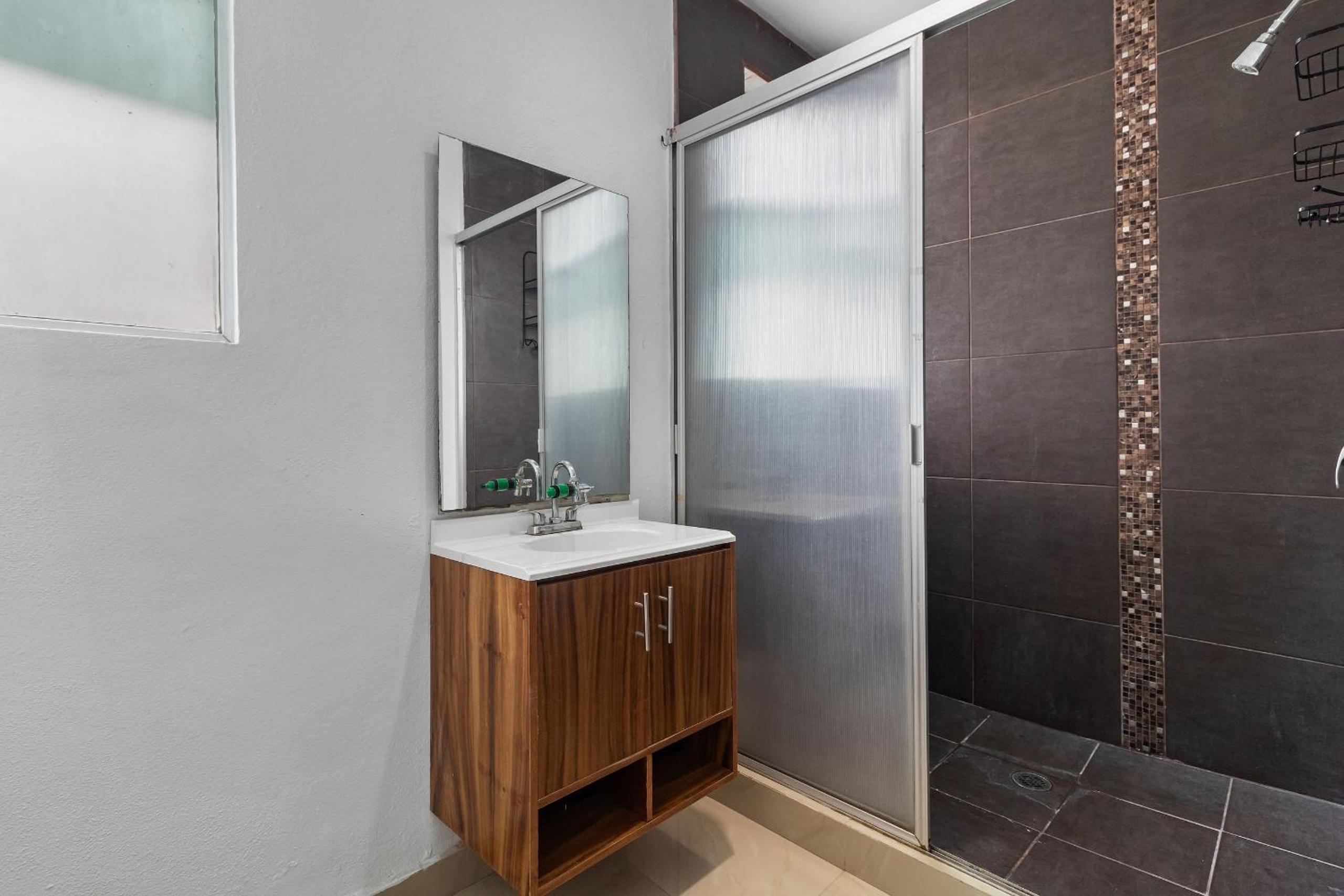 Casa Encanto - 3Bdr, 2.5bath w/Jacuzzi and Parking