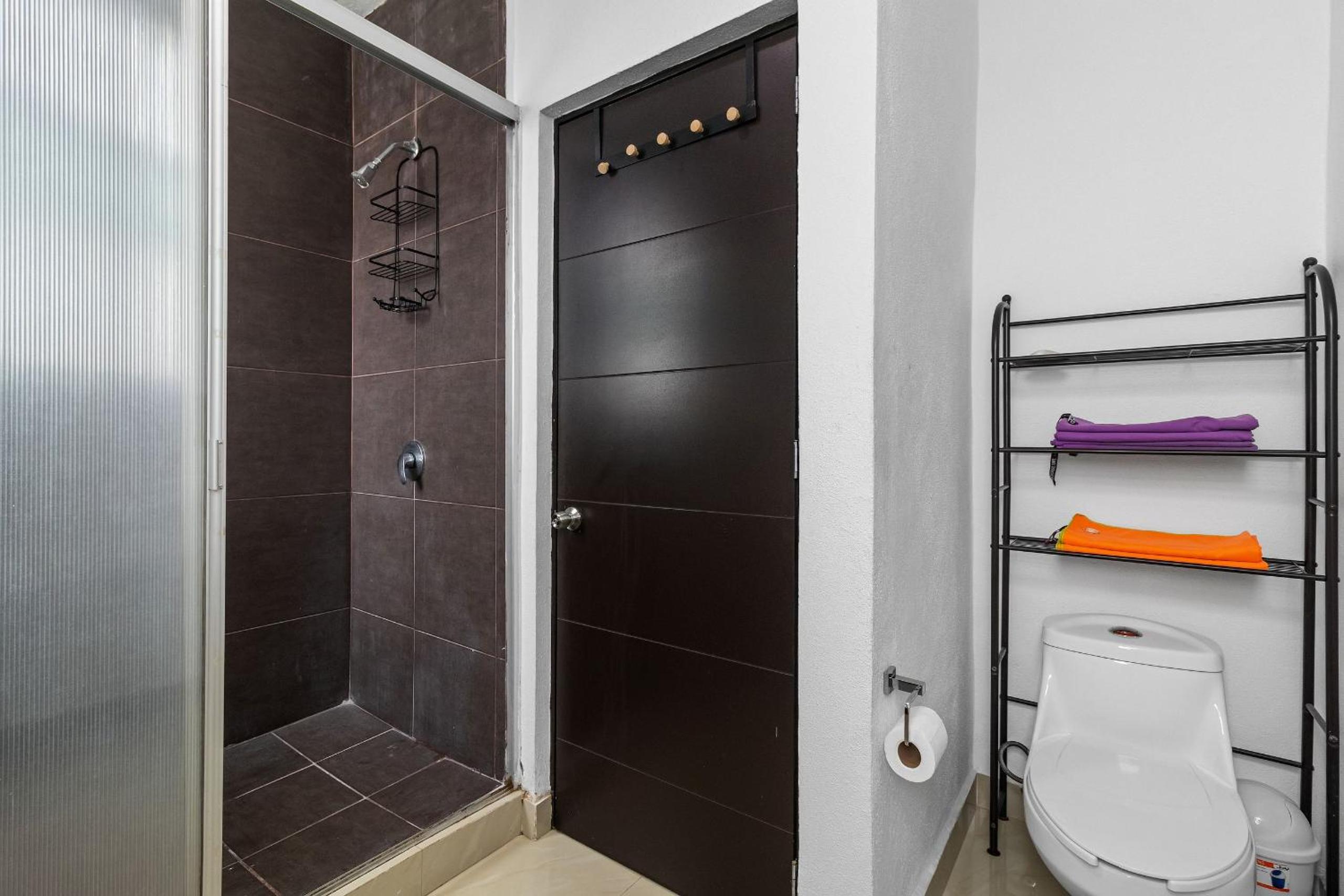 Casa Encanto - 3Bdr, 2.5bath w/Jacuzzi and Parking