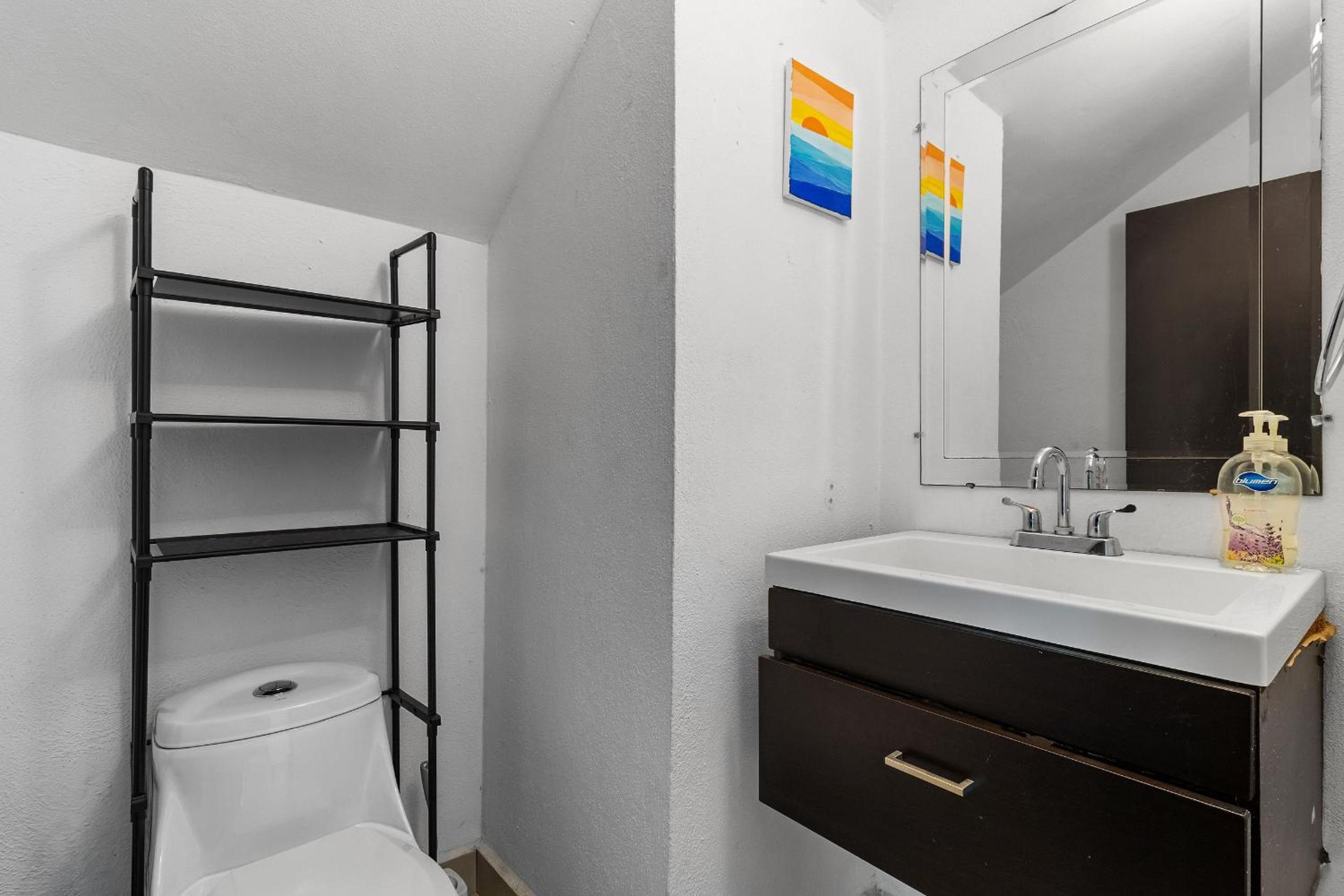 Casa Encanto - 3Bdr, 2.5bath w/Jacuzzi and Parking