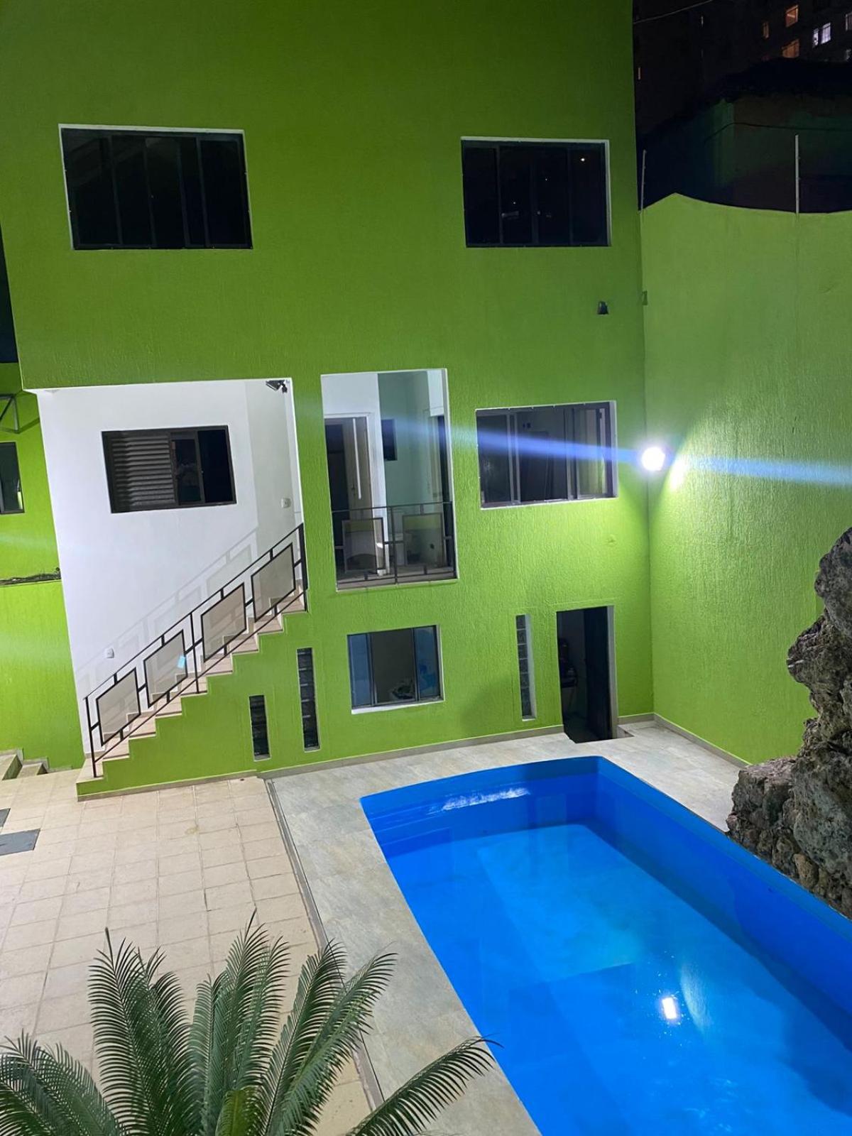 Quarto privativo 5 min metrô, próx 25 de março Piscina e churrasqueira