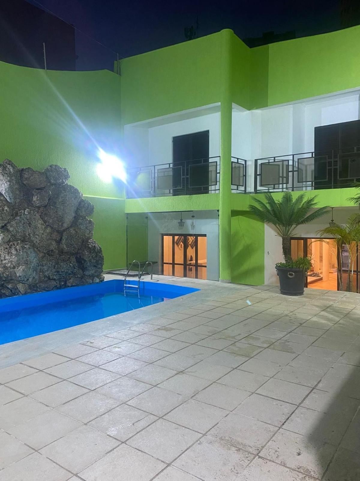 Quarto privativo 5 min metrô, próx 25 de março Piscina e churrasqueira