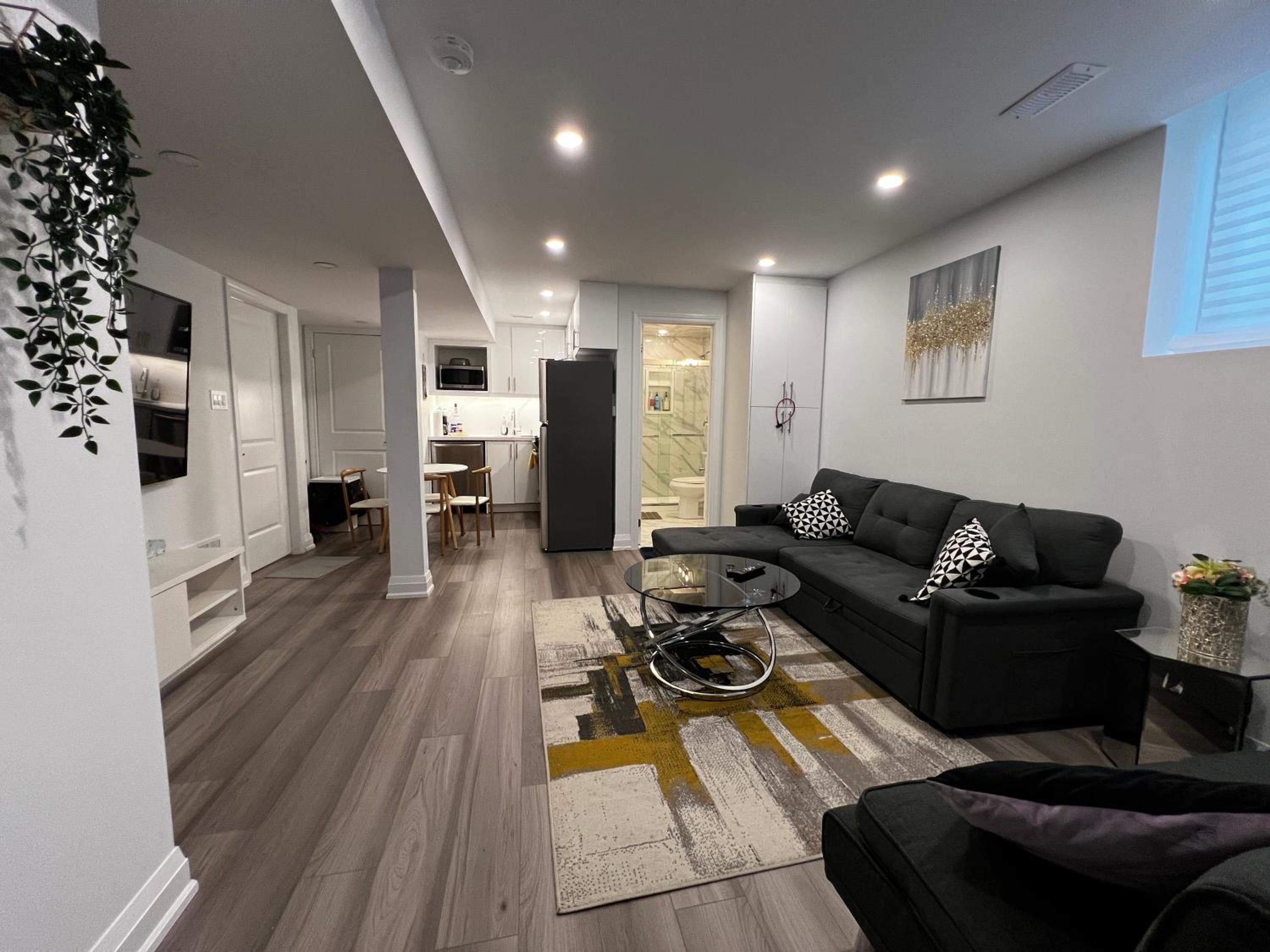 Cozy 2 Bedrooms Modern Basement Suite with Private entrance, Kitchen and parking