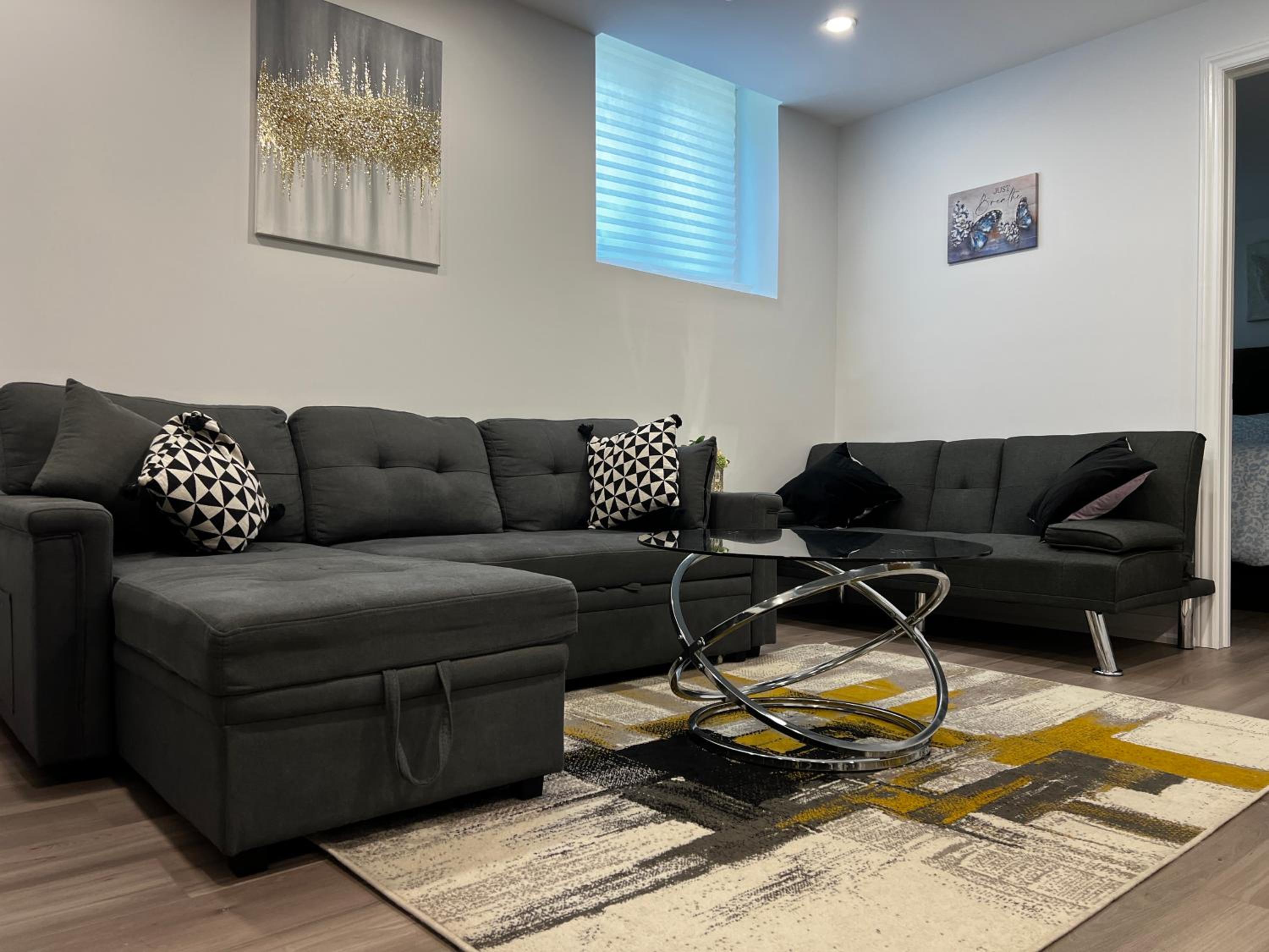 Cozy 2 Bedrooms Modern Basement Suite with Private entrance, Kitchen and parking