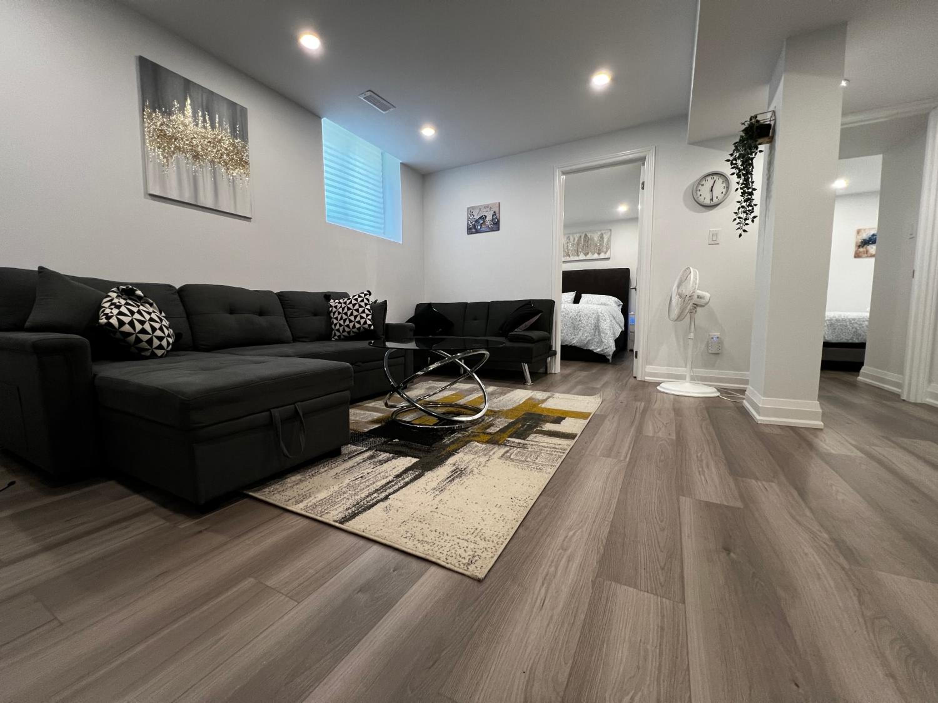 Cozy 2 Bedrooms Modern Basement Suite with Private entrance, Kitchen and parking