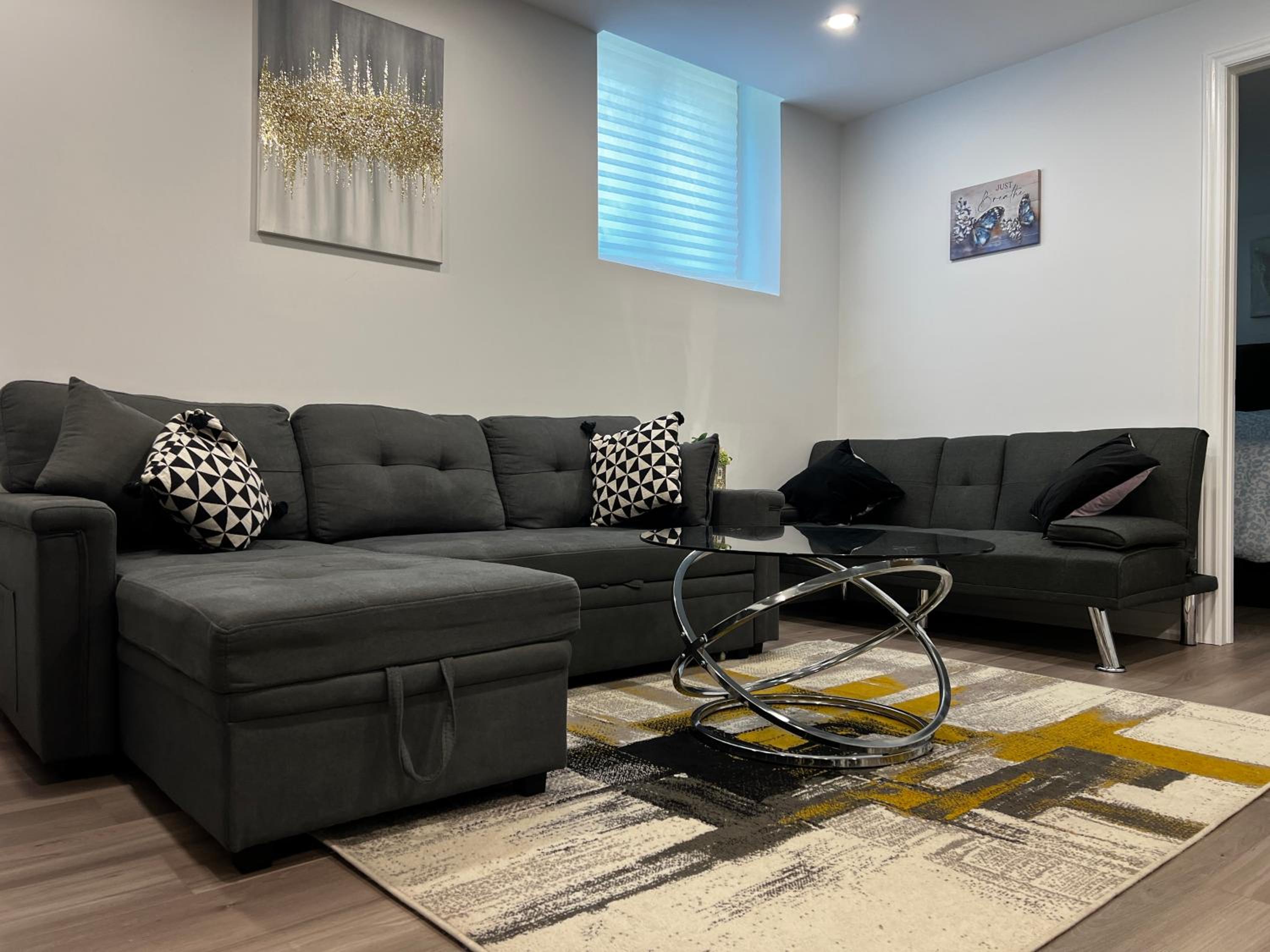 Cozy 2 Bedrooms Modern Basement Suite with Private entrance, Kitchen and parking