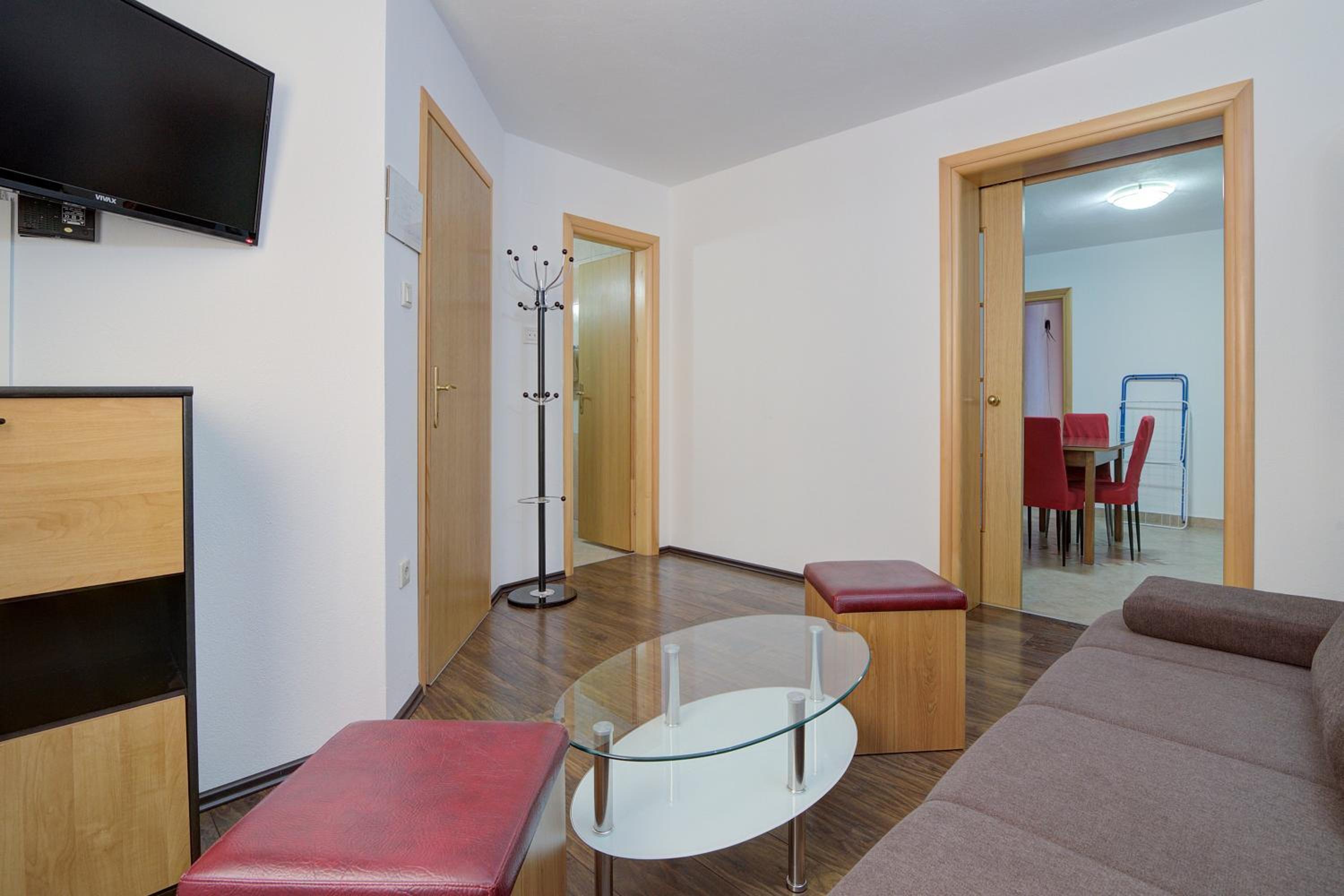Seabreeze Apartments with Shared Jacuzzi
