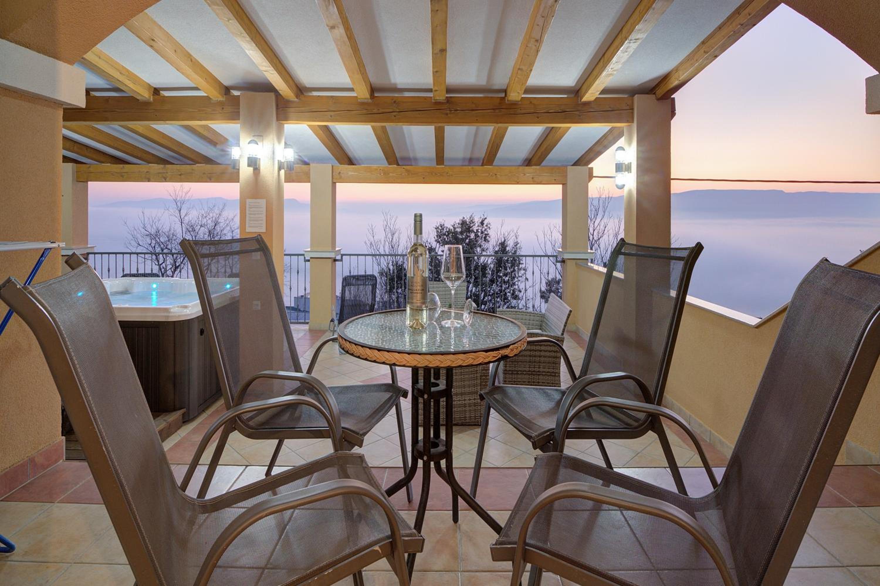 Seabreeze Apartments with Shared Jacuzzi