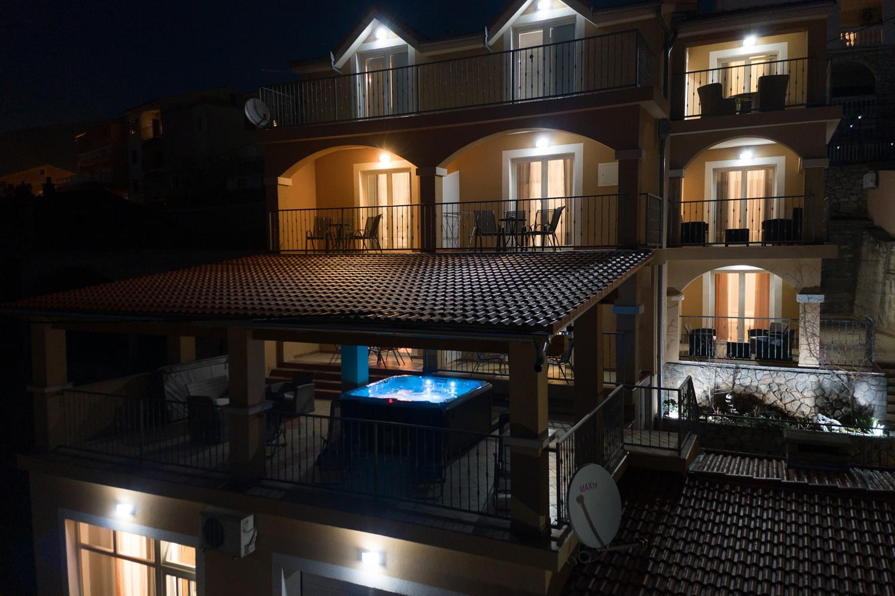 Seabreeze Apartments with Shared Jacuzzi