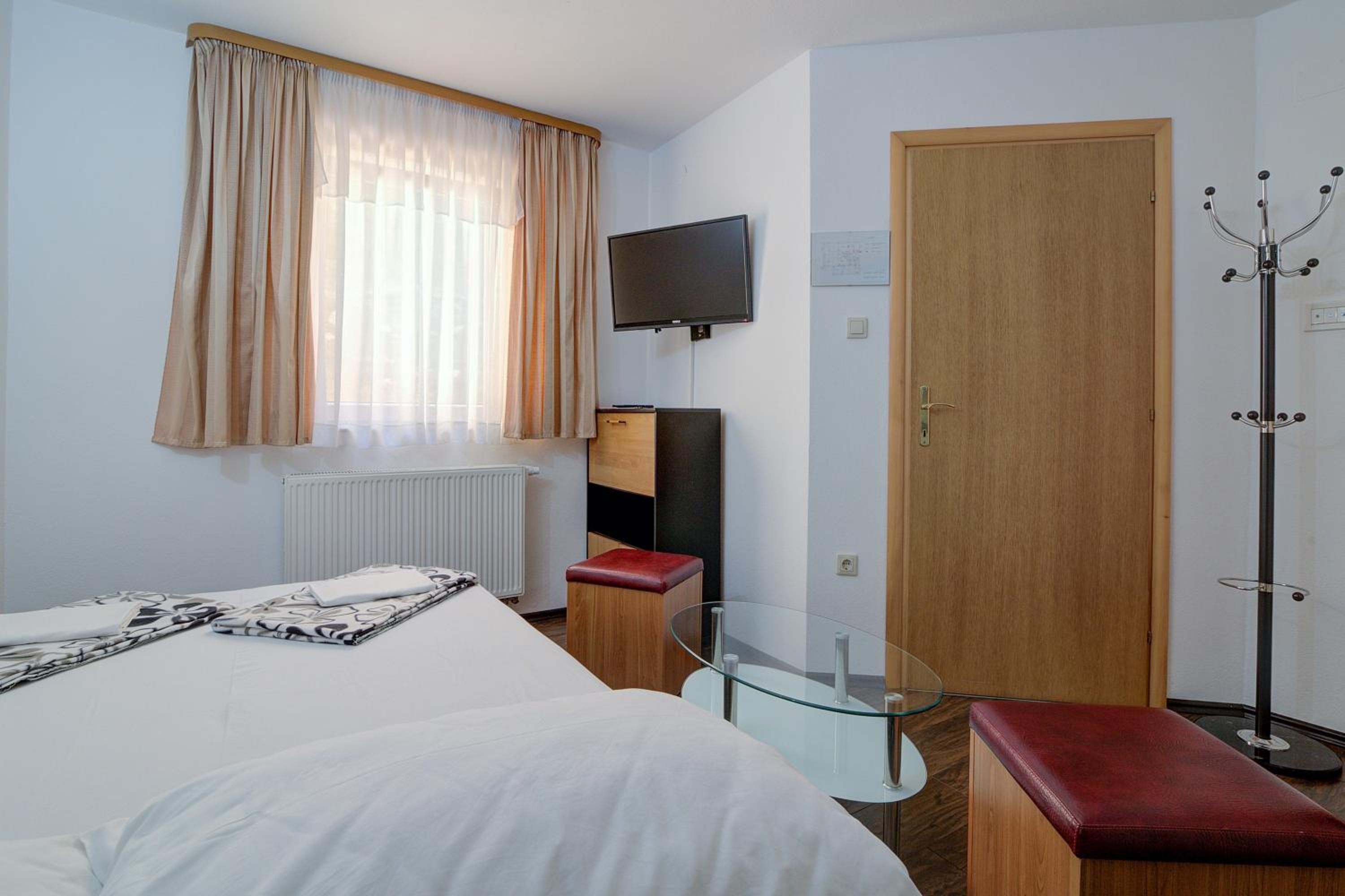 Seabreeze Apartments with Shared Jacuzzi