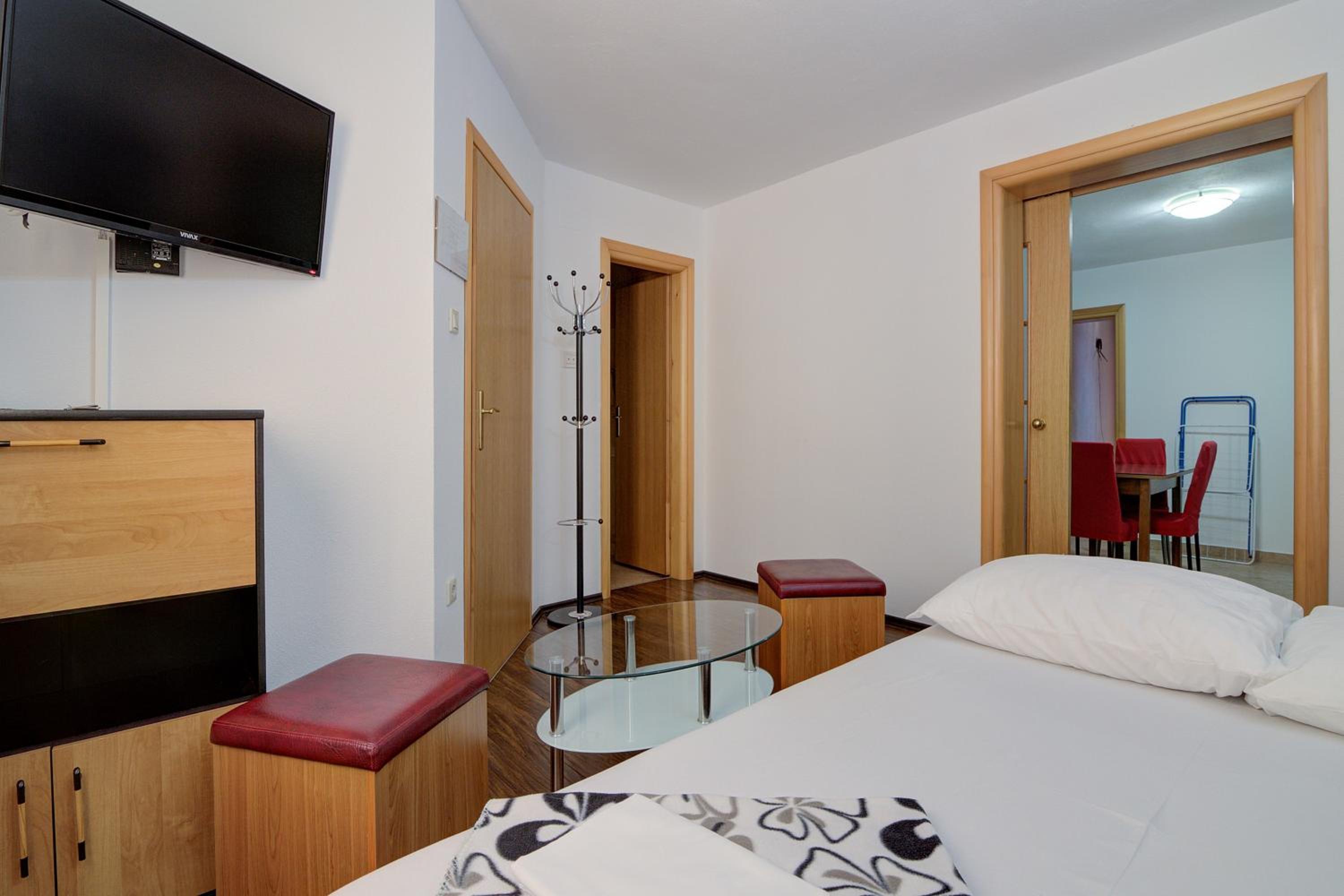 Seabreeze Apartments with Shared Jacuzzi