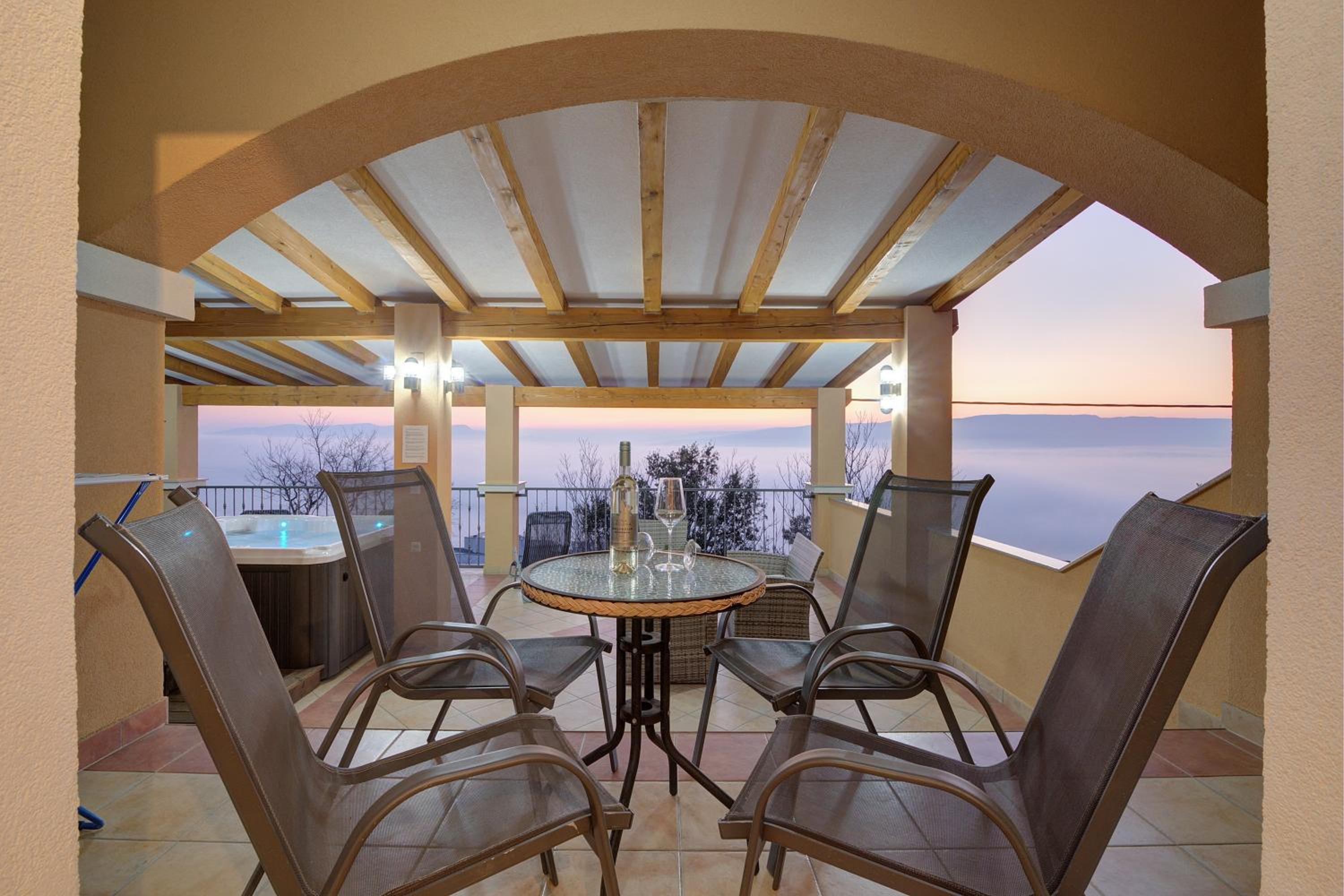 Seabreeze Apartments with Shared Jacuzzi