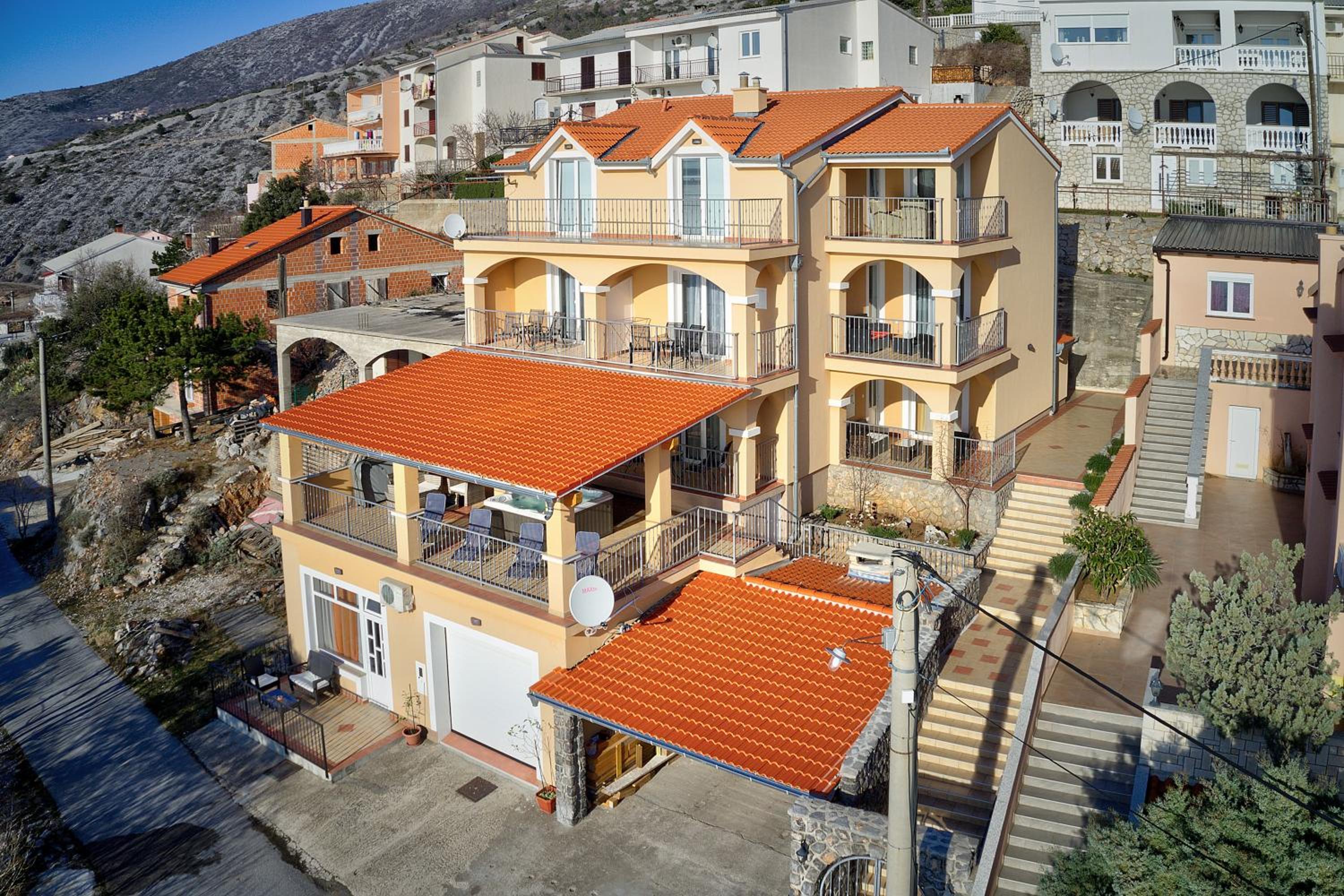 Seabreeze Apartments with Shared Jacuzzi