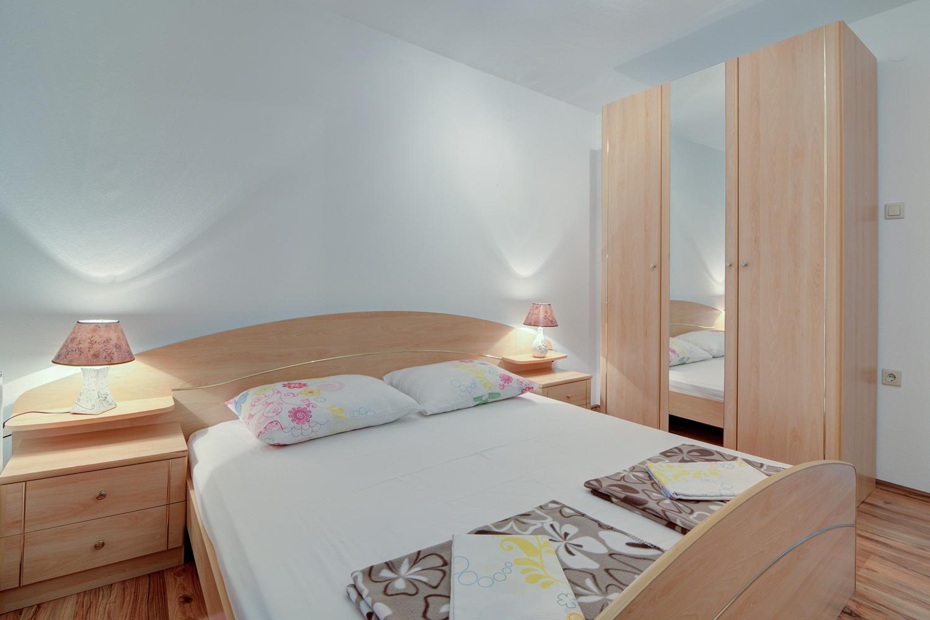Seabreeze Apartments with Shared Jacuzzi