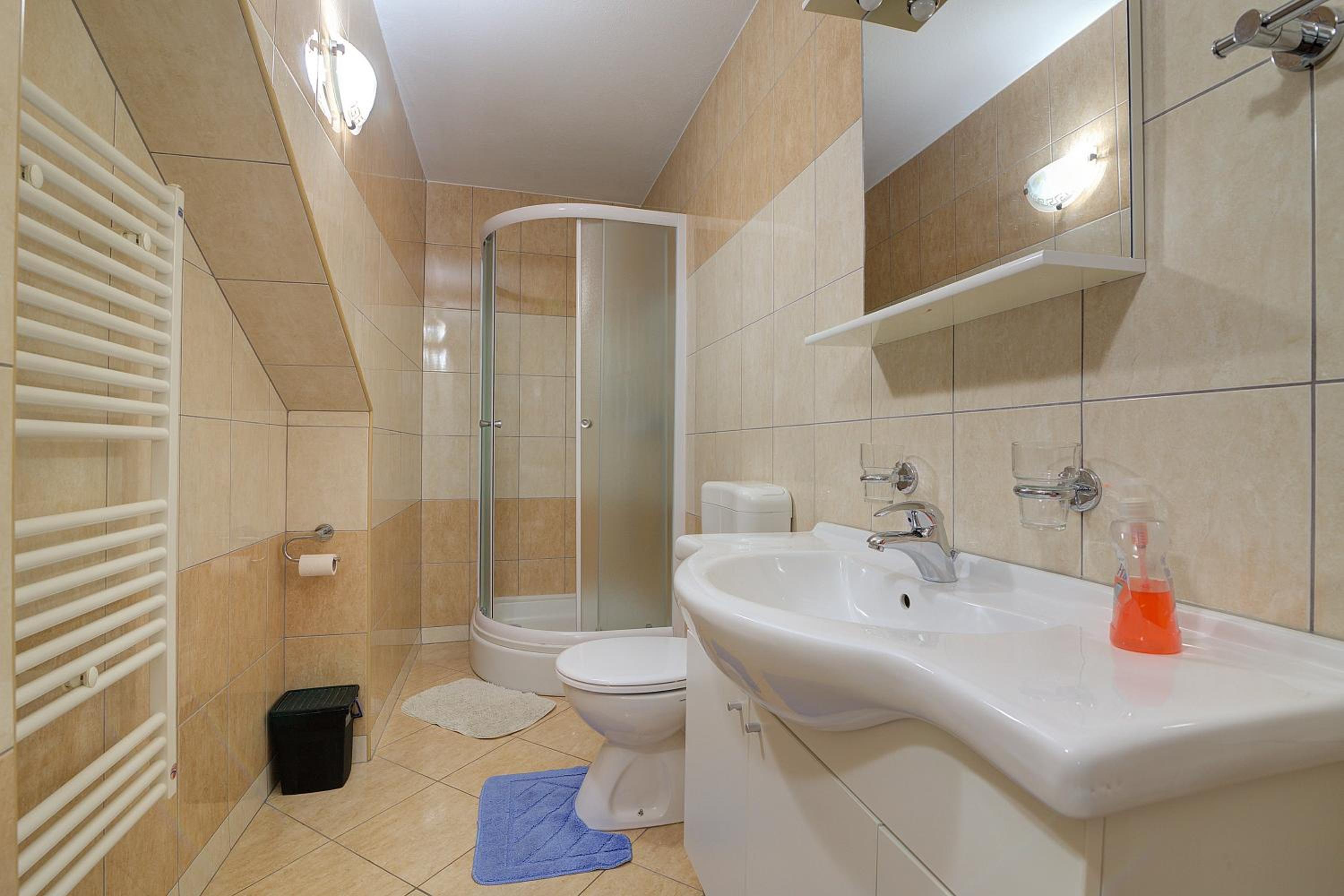 Seabreeze Apartments with Shared Jacuzzi