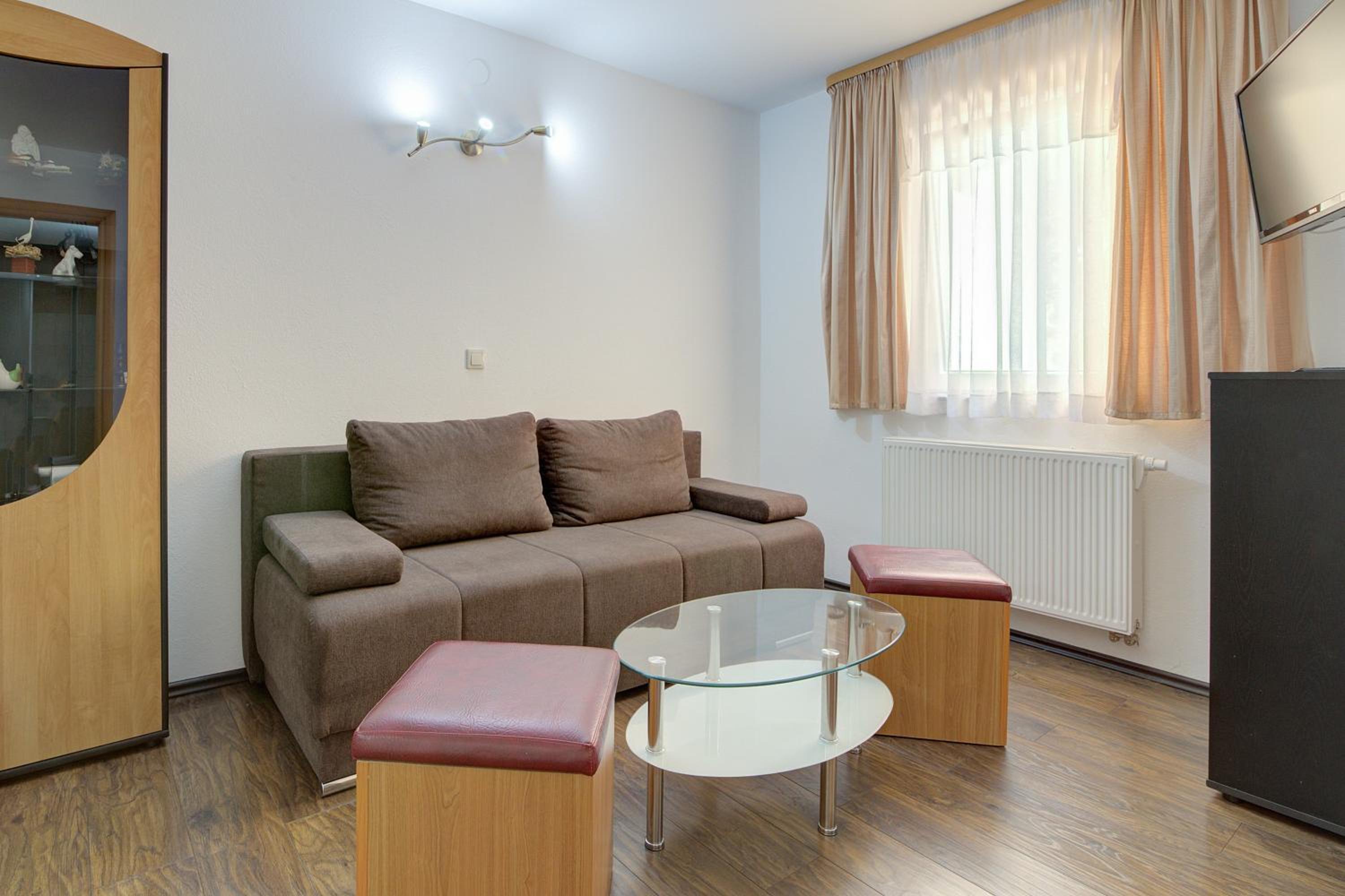 Seabreeze Apartments with Shared Jacuzzi