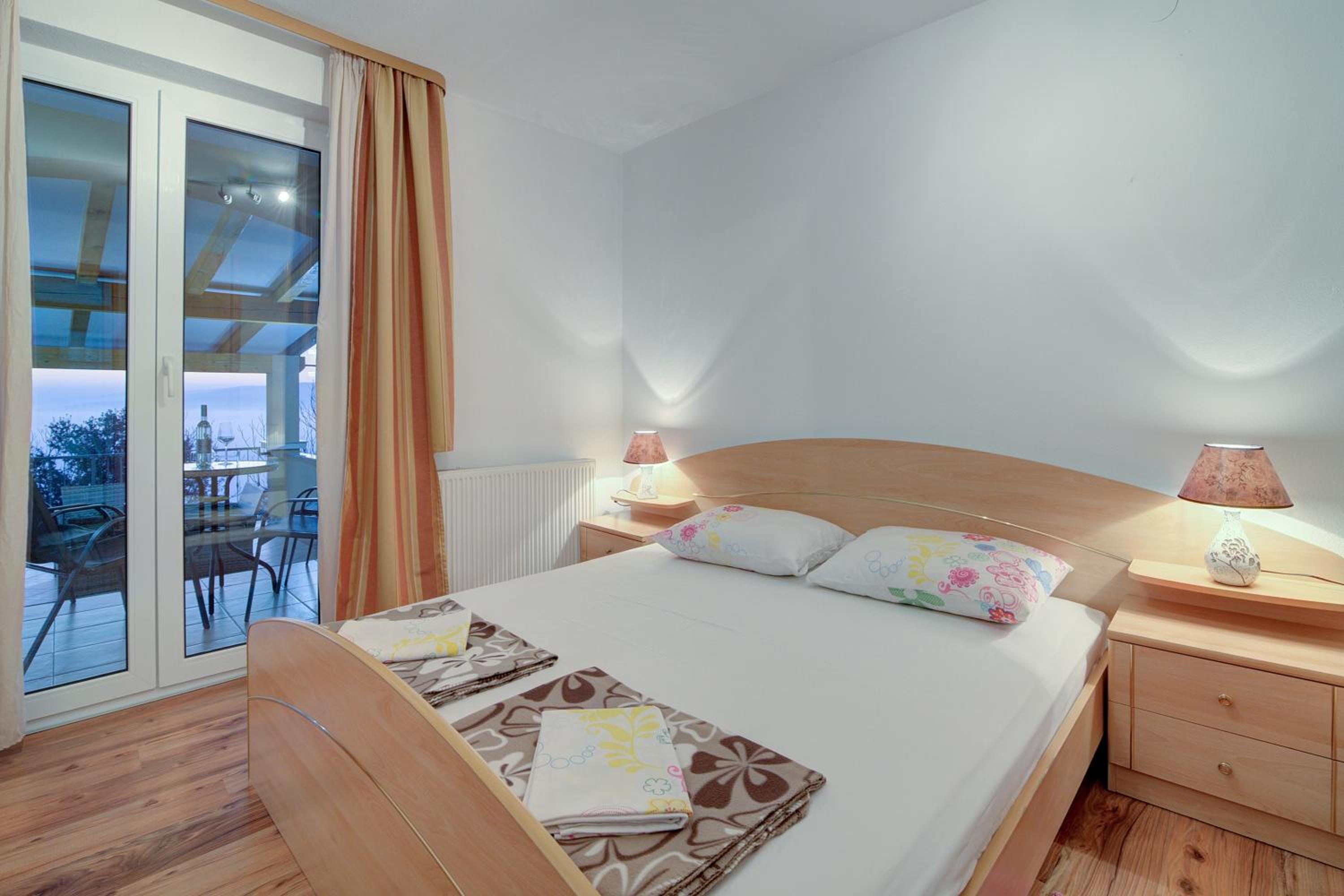 Seabreeze Apartments with Shared Jacuzzi