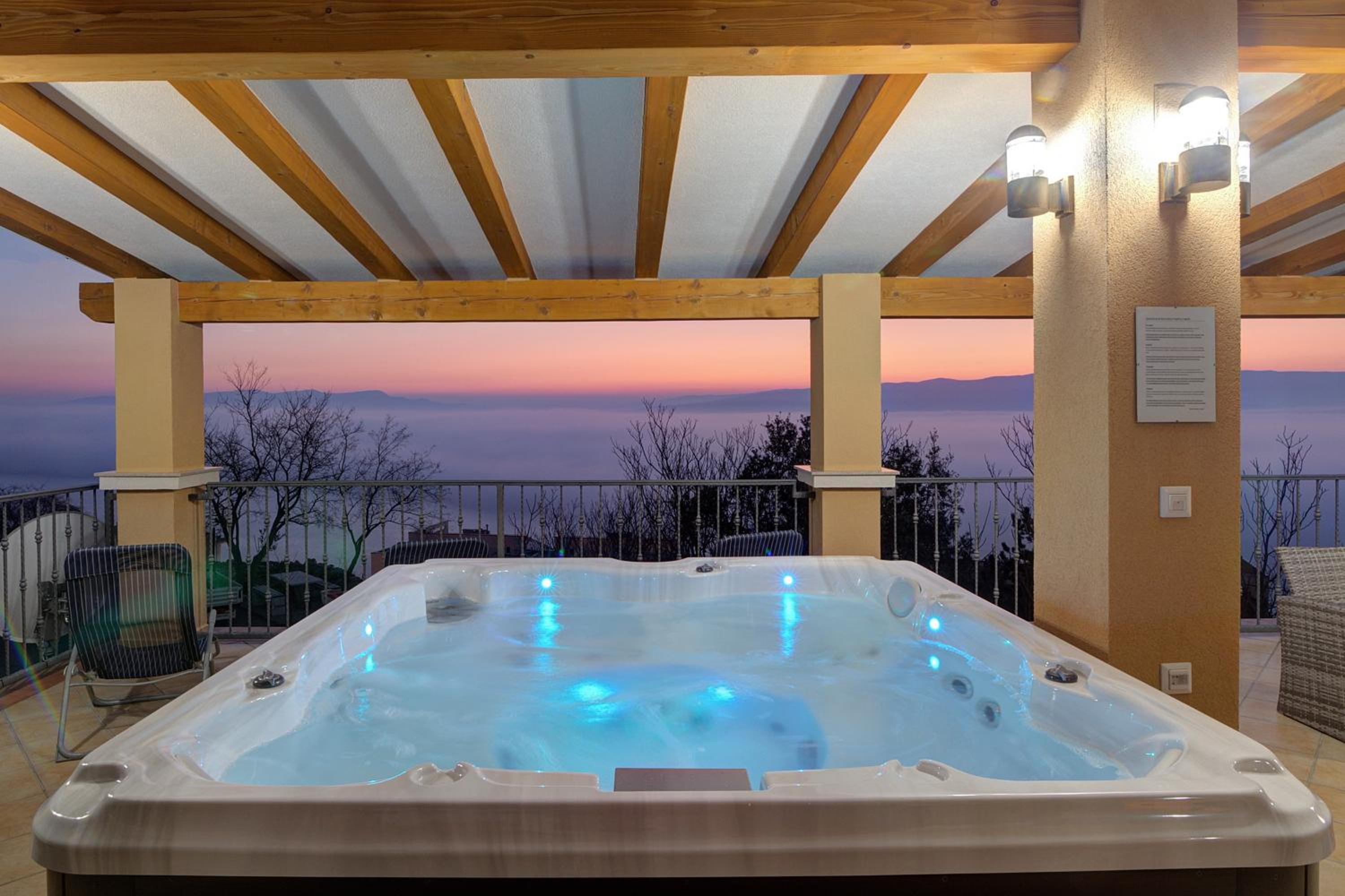 Seabreeze Apartments with Shared Jacuzzi