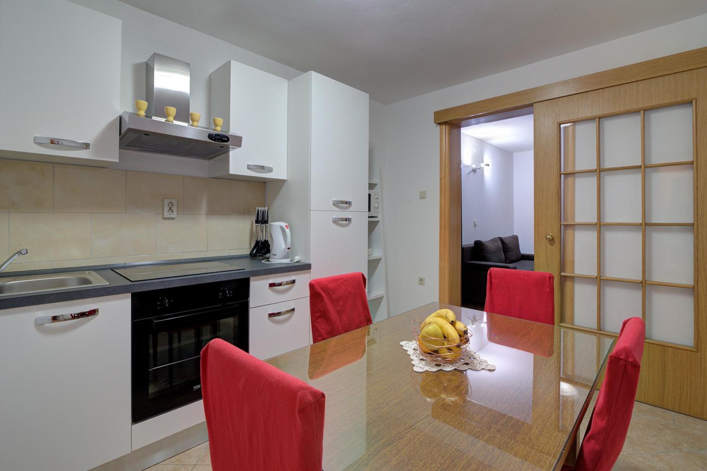 Seabreeze Apartments with Shared Jacuzzi