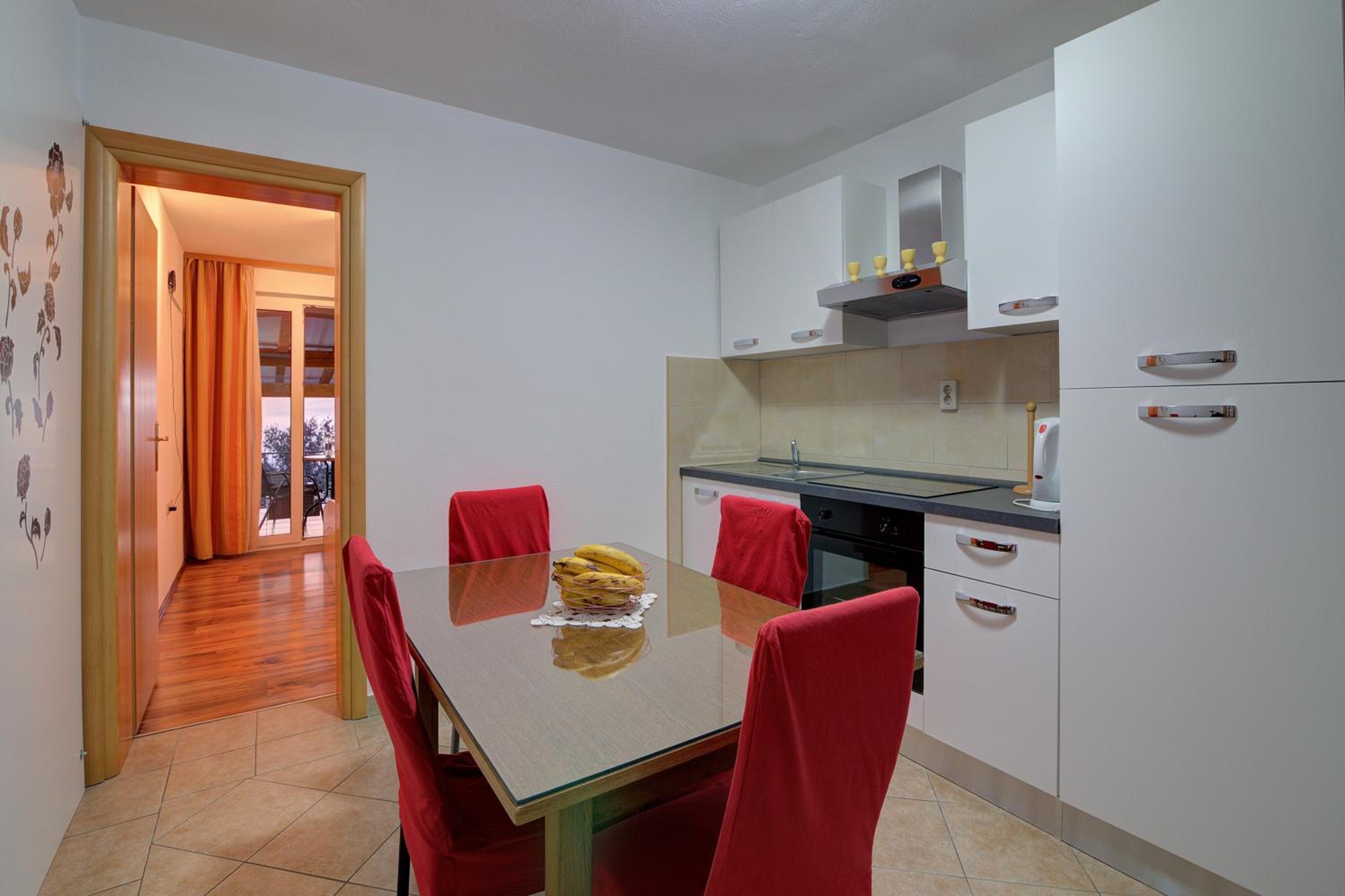 Seabreeze Apartments with Shared Jacuzzi