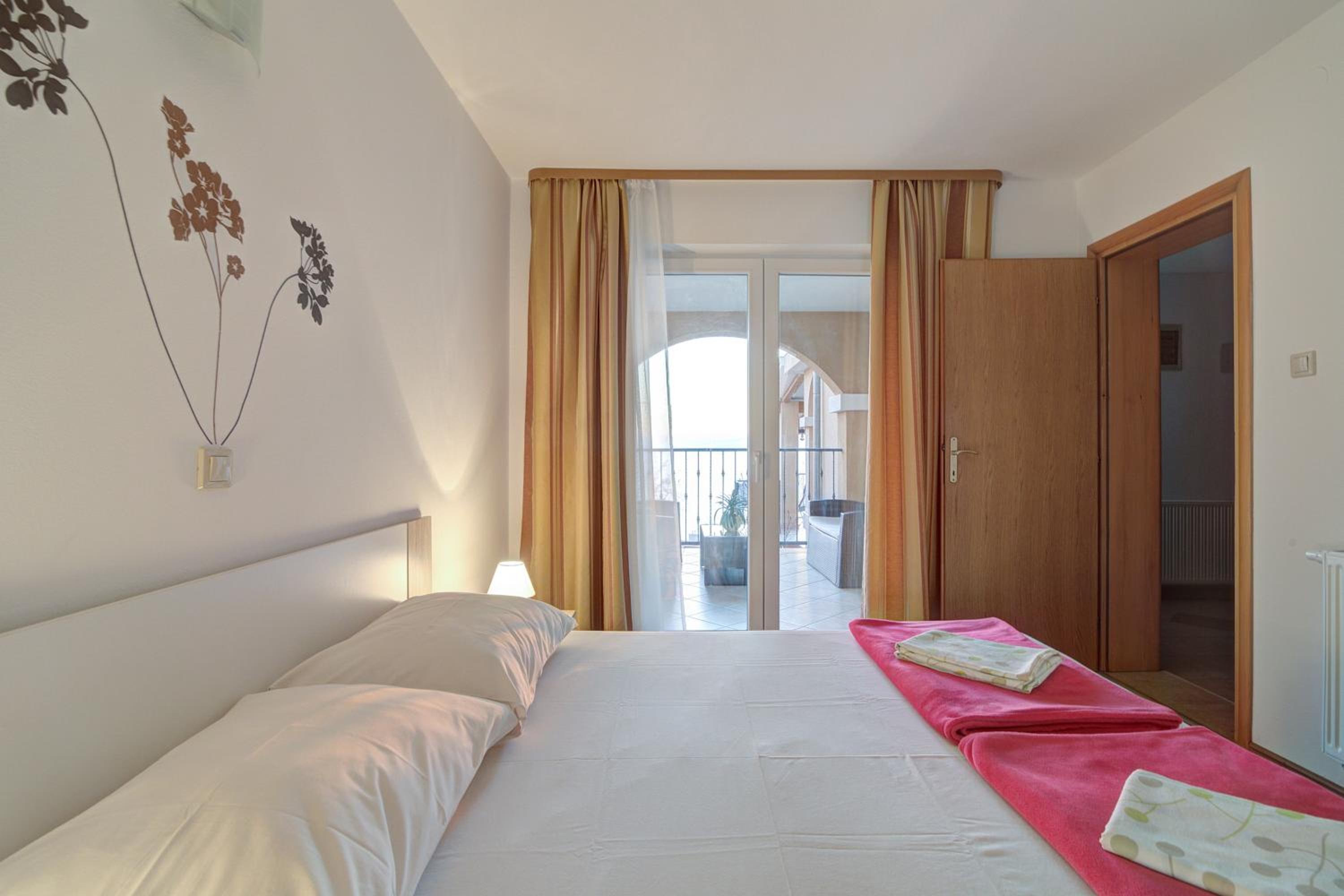 Seabreeze Apartments with Shared Jacuzzi