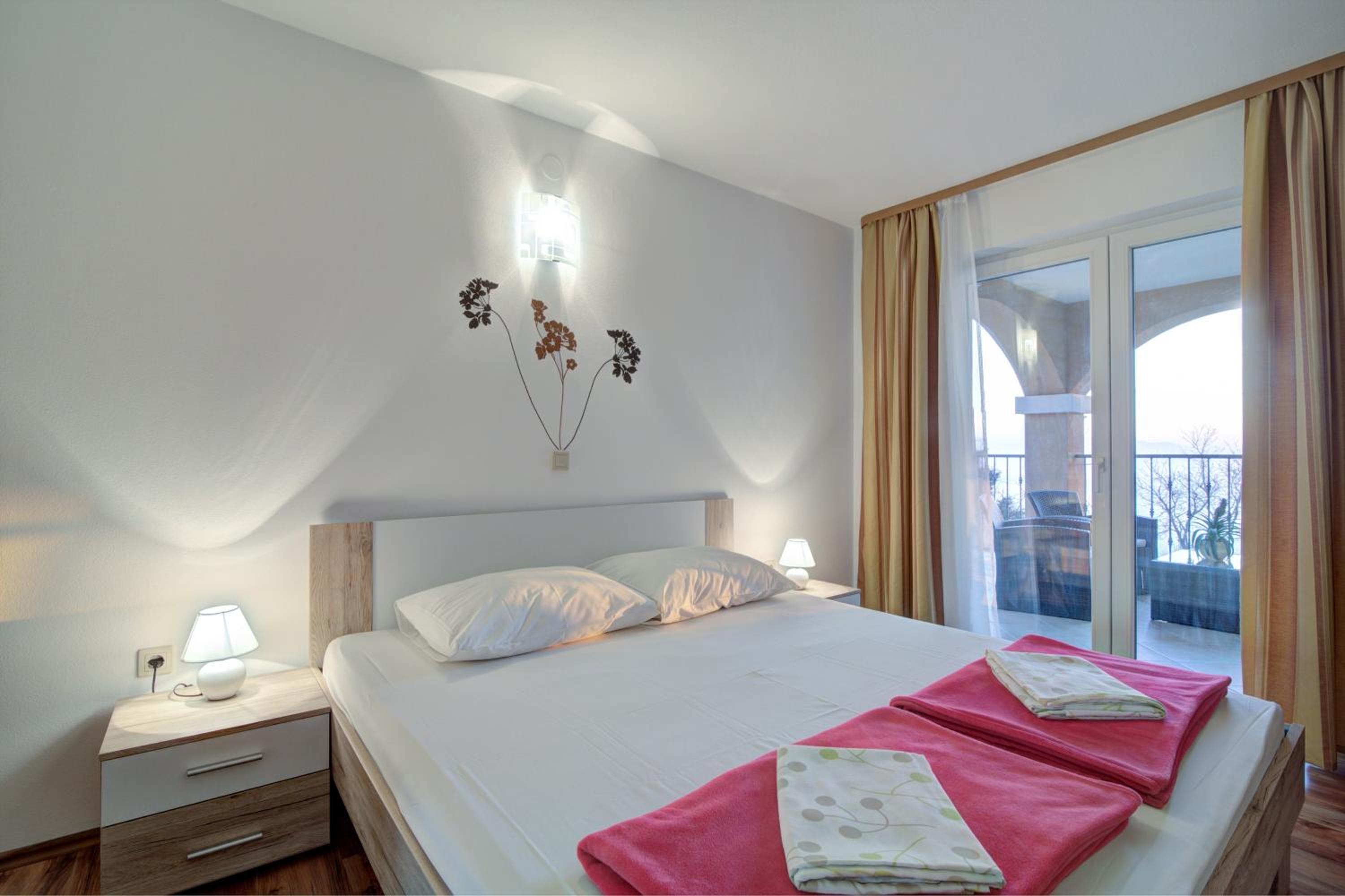 Seabreeze Apartments with Shared Jacuzzi