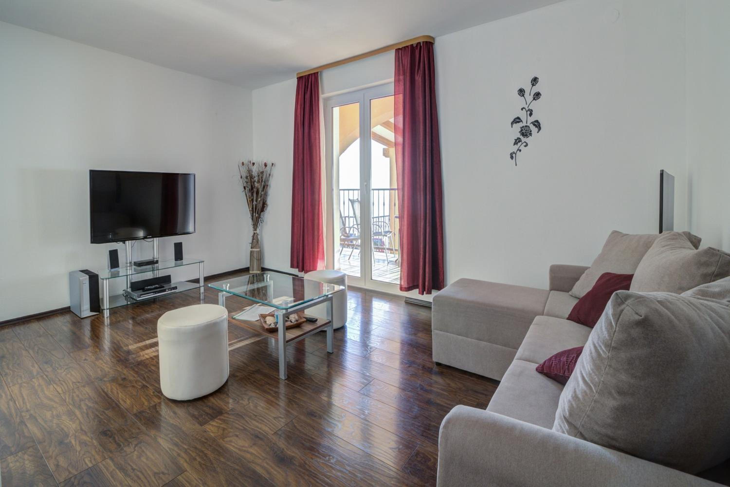 Seabreeze Apartments with Shared Jacuzzi