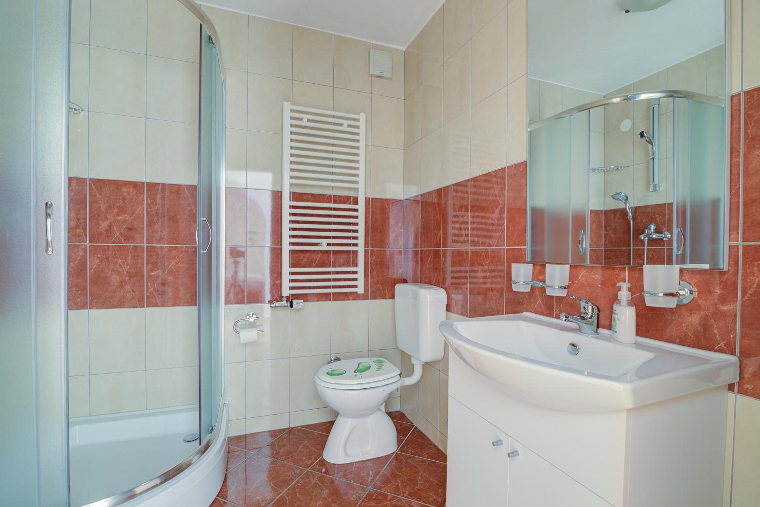 Seabreeze Apartments with Shared Jacuzzi