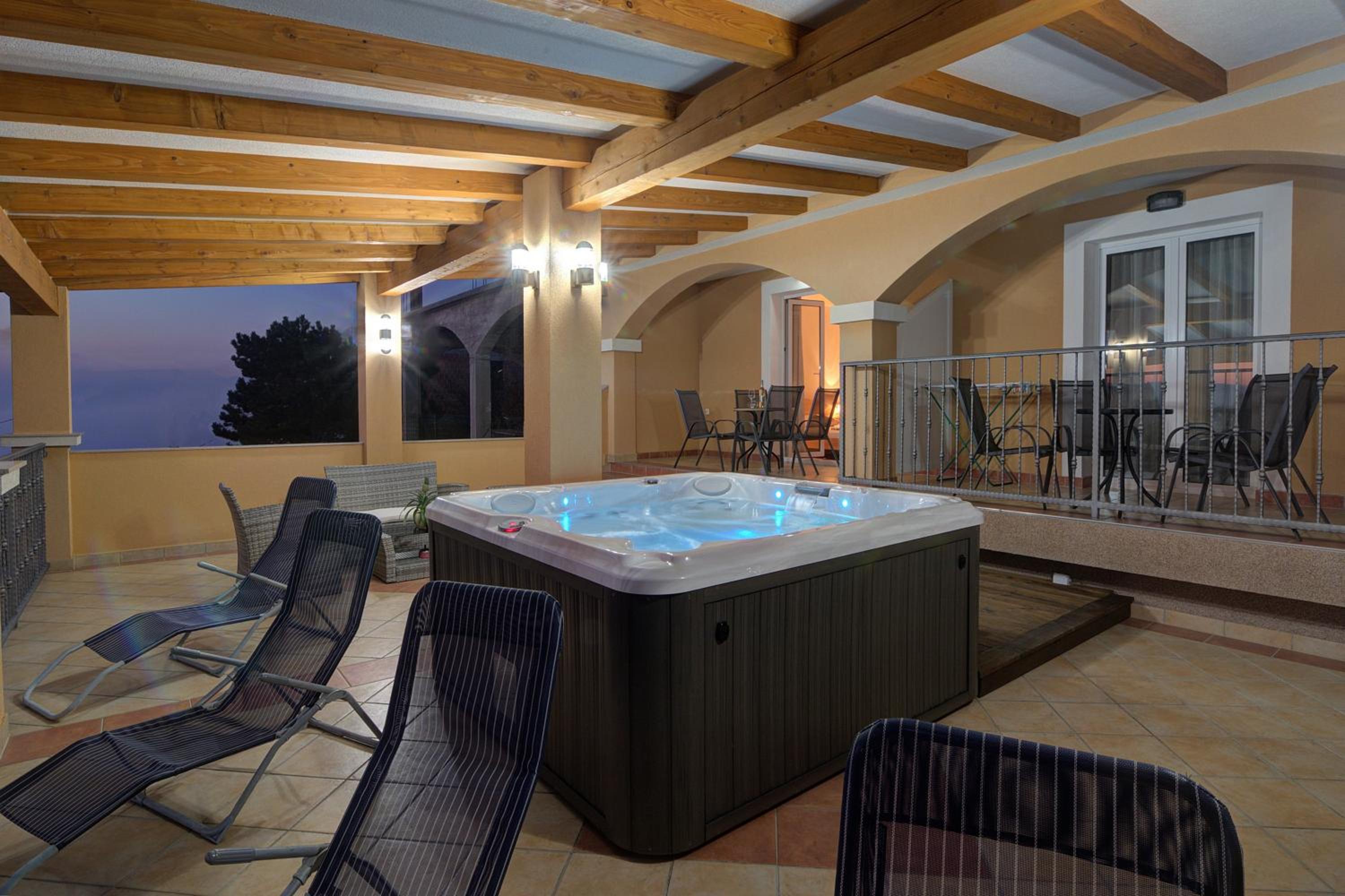 Seabreeze Apartments with Shared Jacuzzi