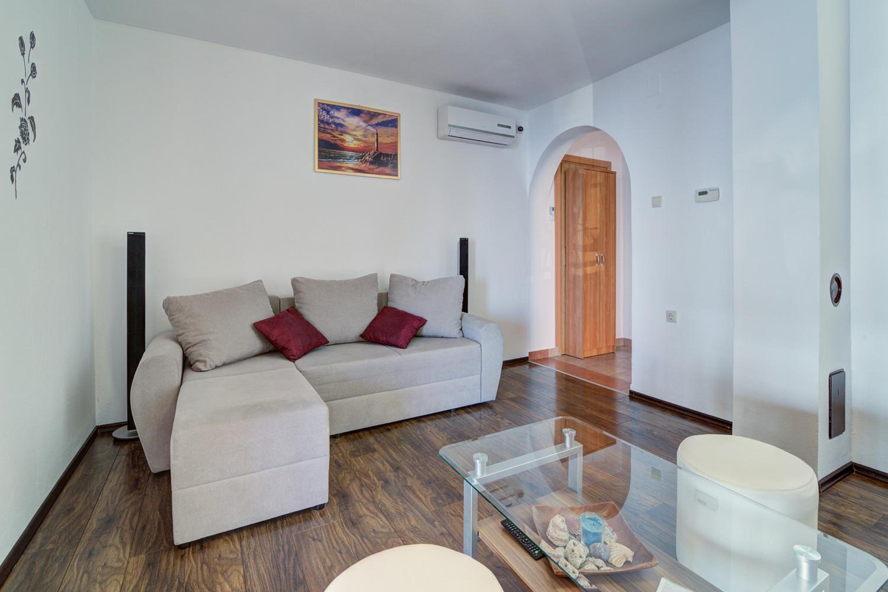 Seabreeze Apartments with Shared Jacuzzi