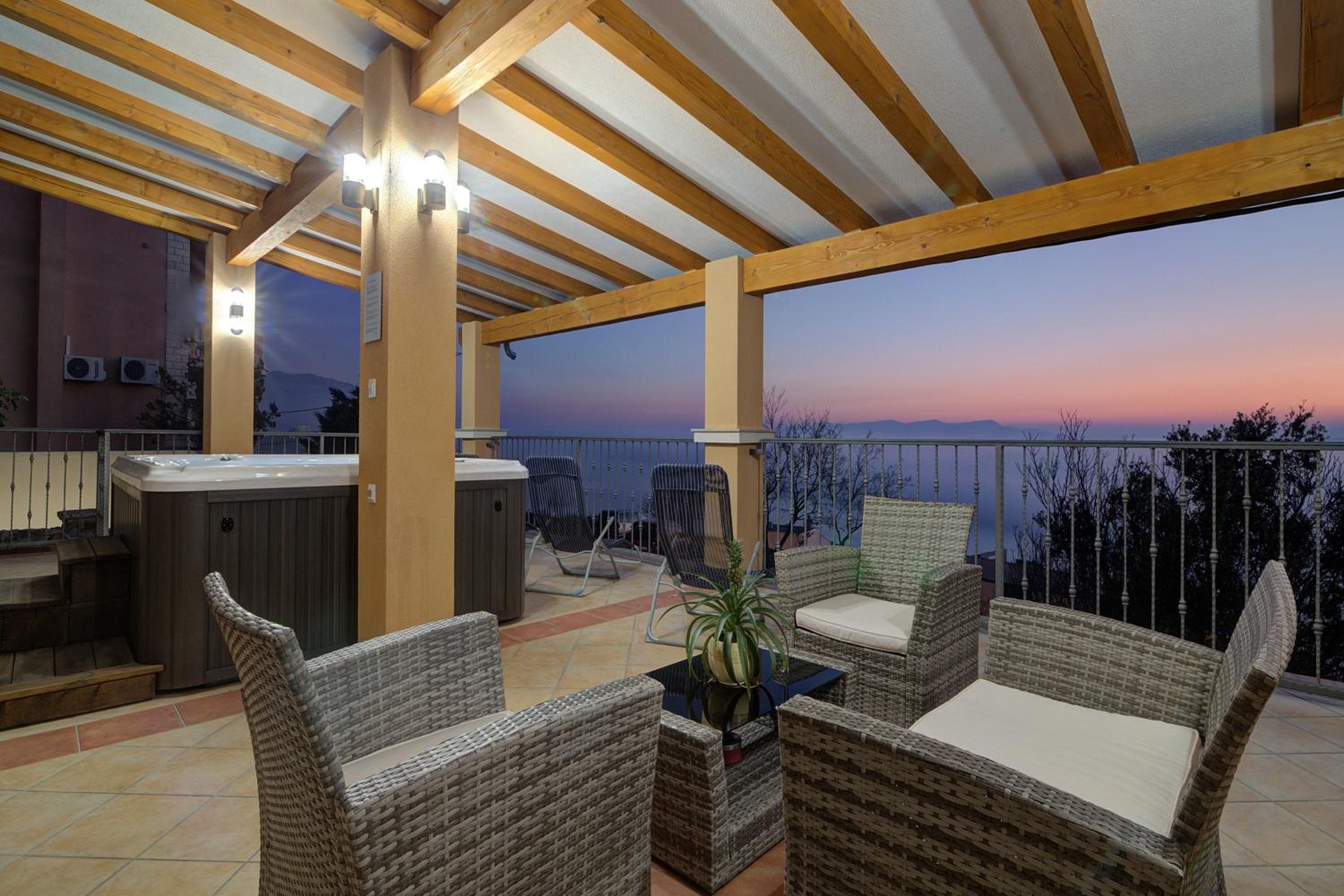 Seabreeze Apartments with Shared Jacuzzi