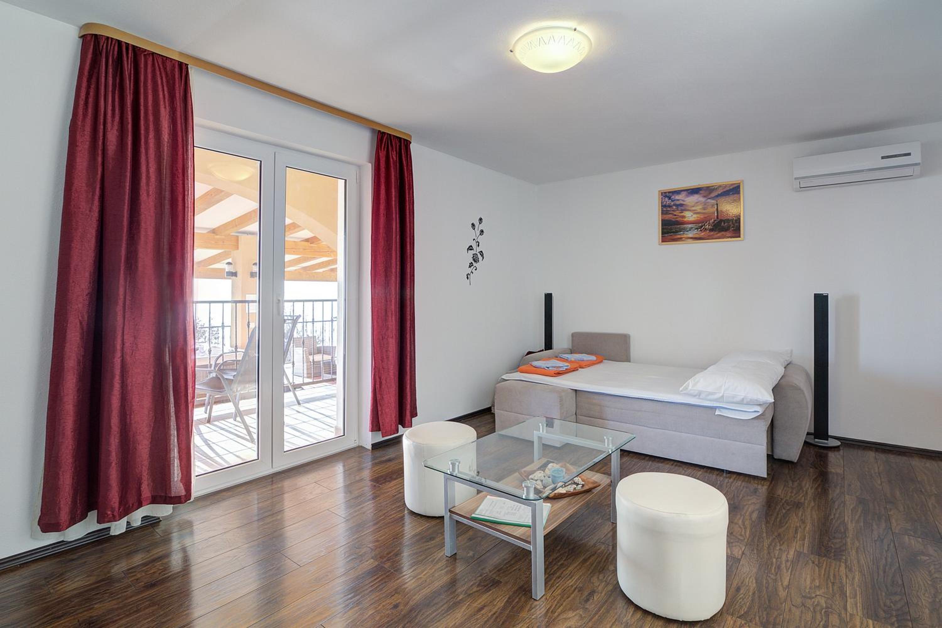 Seabreeze Apartments with Shared Jacuzzi