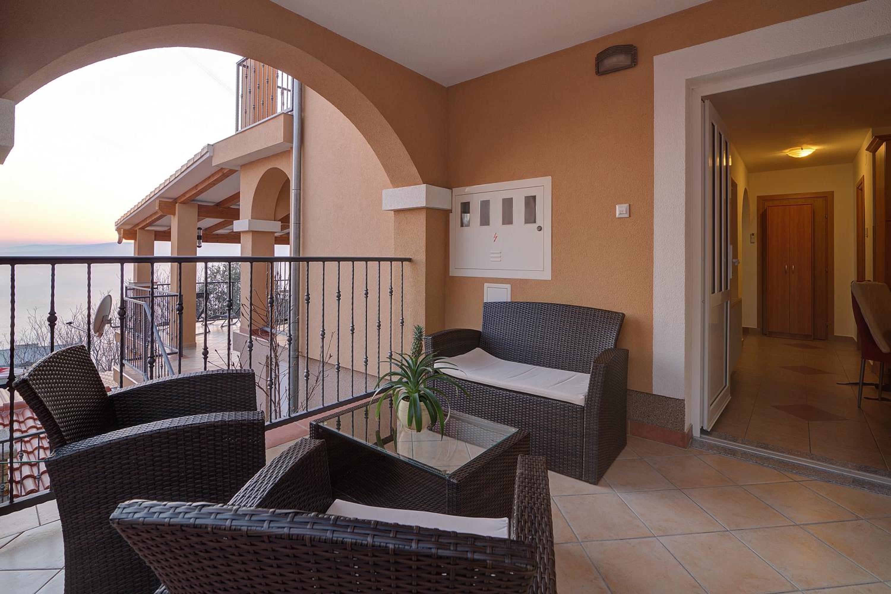 Seabreeze Apartments with Shared Jacuzzi