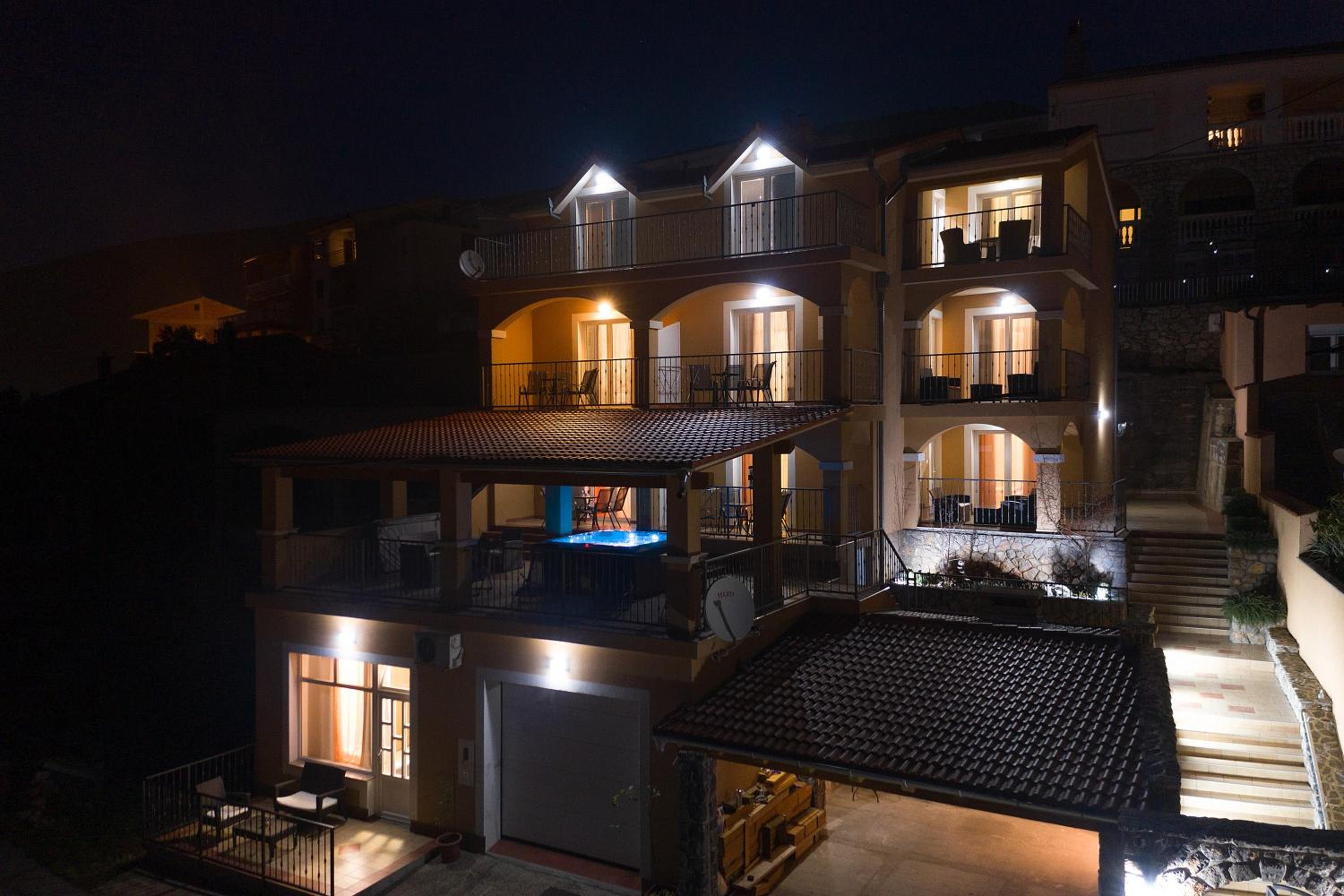 Seabreeze Apartments with Shared Jacuzzi