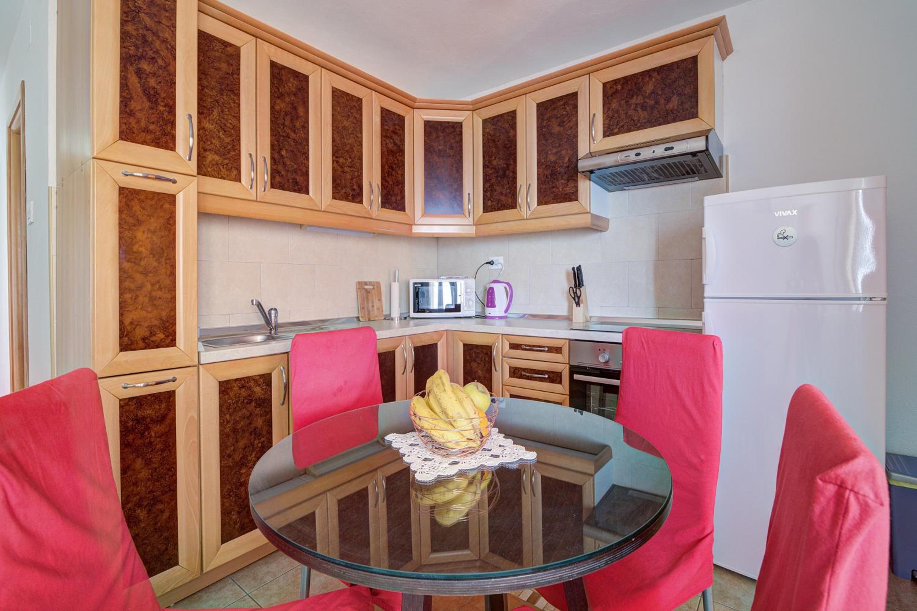 Seabreeze Apartments with Shared Jacuzzi