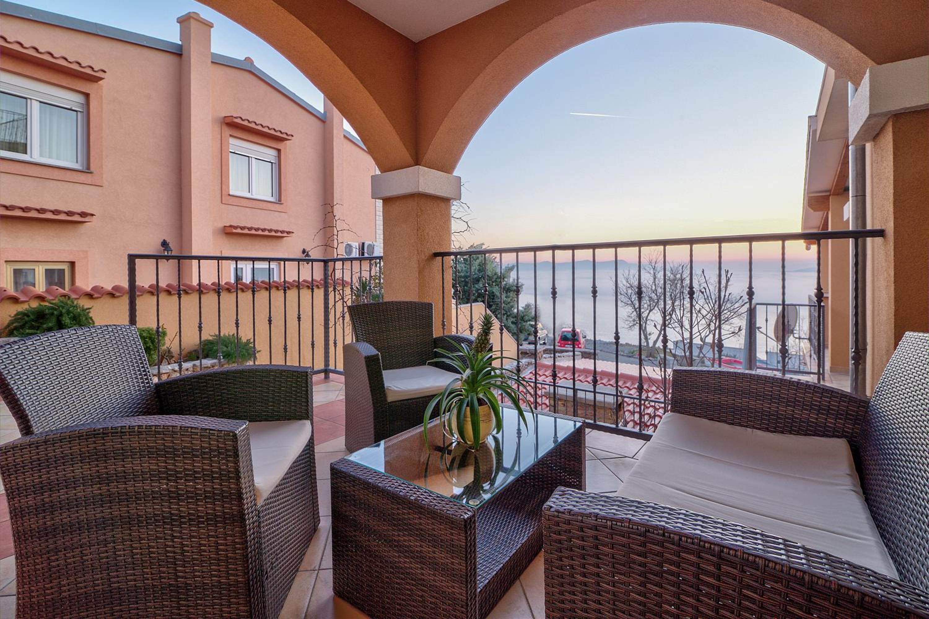Seabreeze Apartments with Shared Jacuzzi