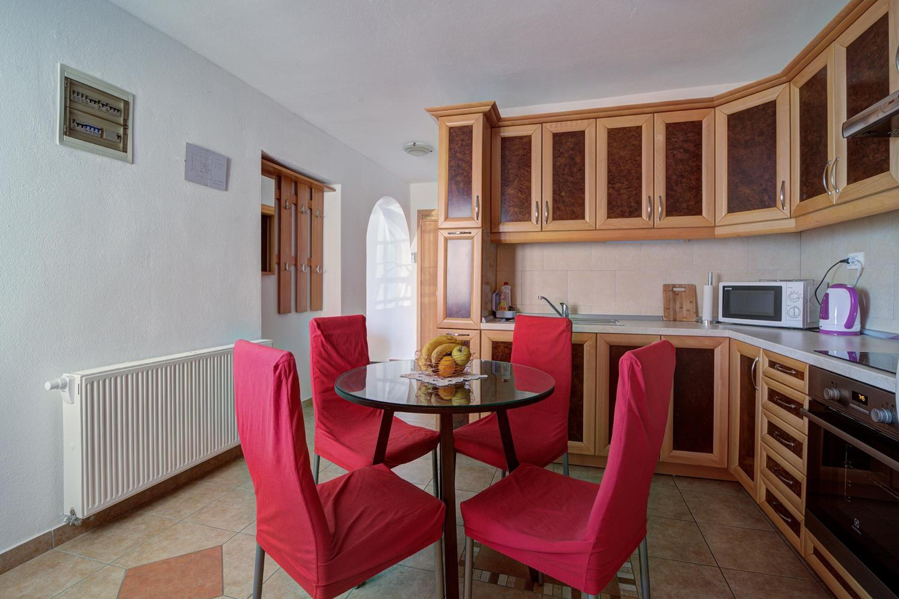 Seabreeze Apartments with Shared Jacuzzi