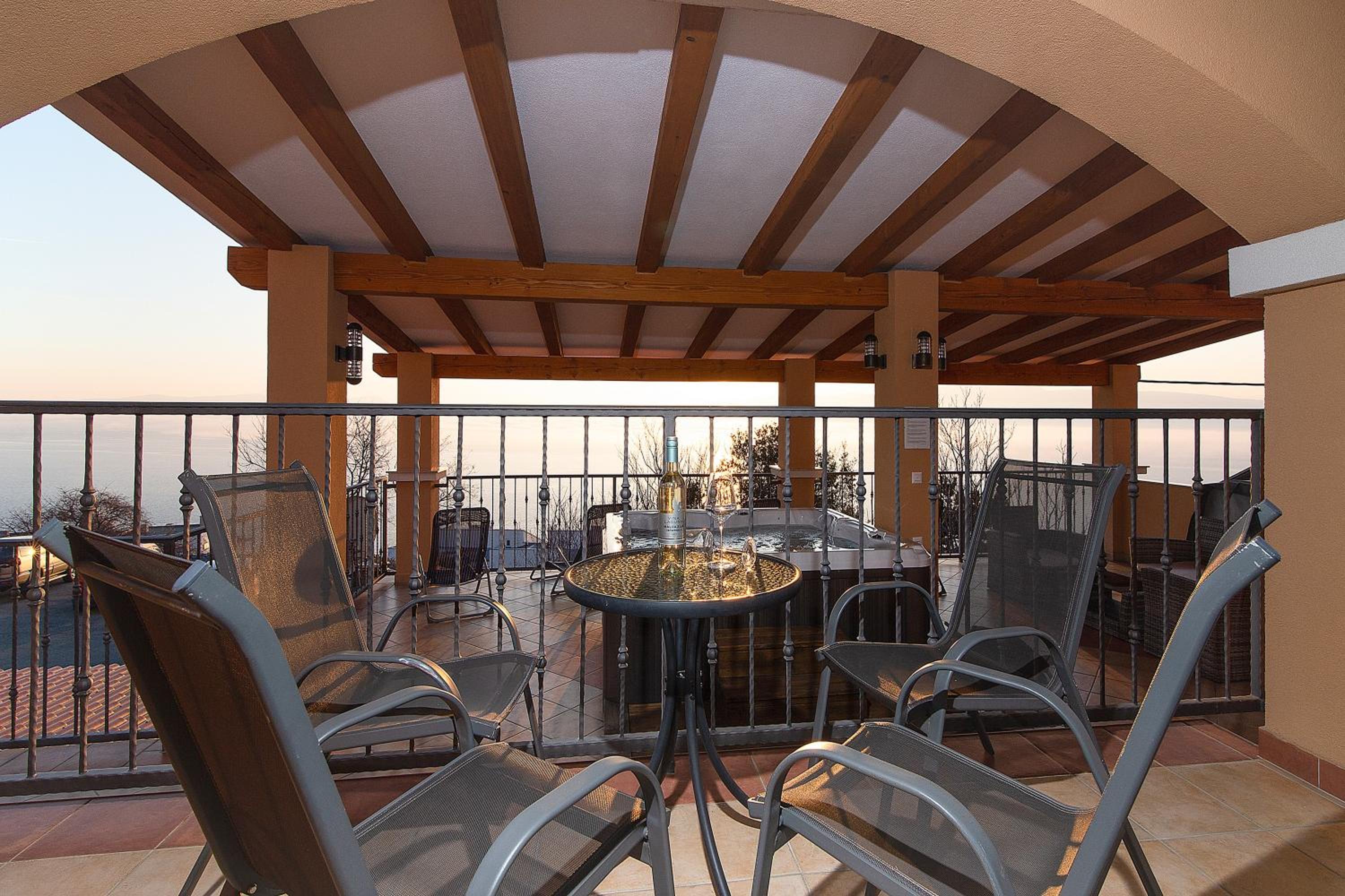 Seabreeze Apartments with Shared Jacuzzi