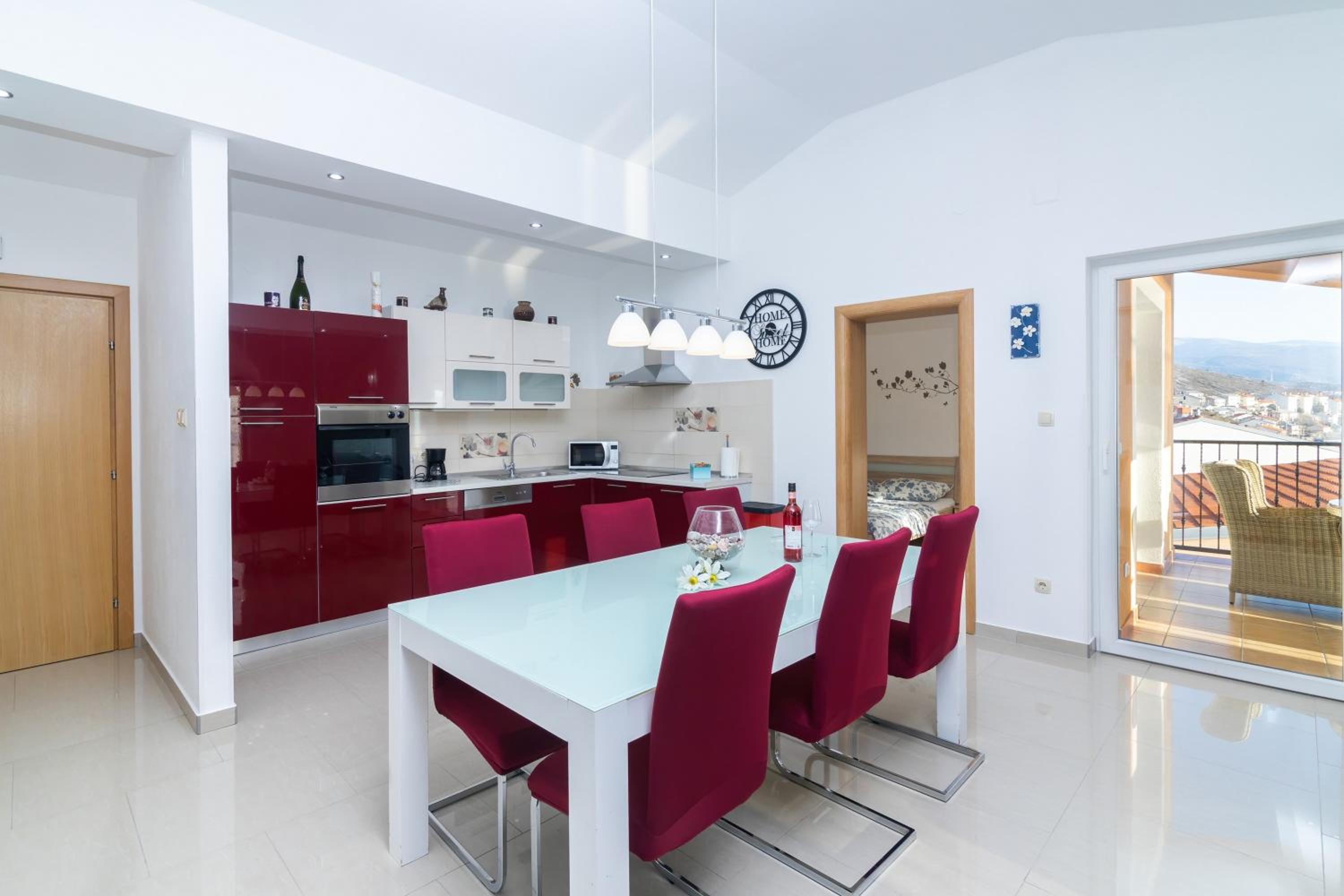 Seabreeze Apartments with Shared Jacuzzi