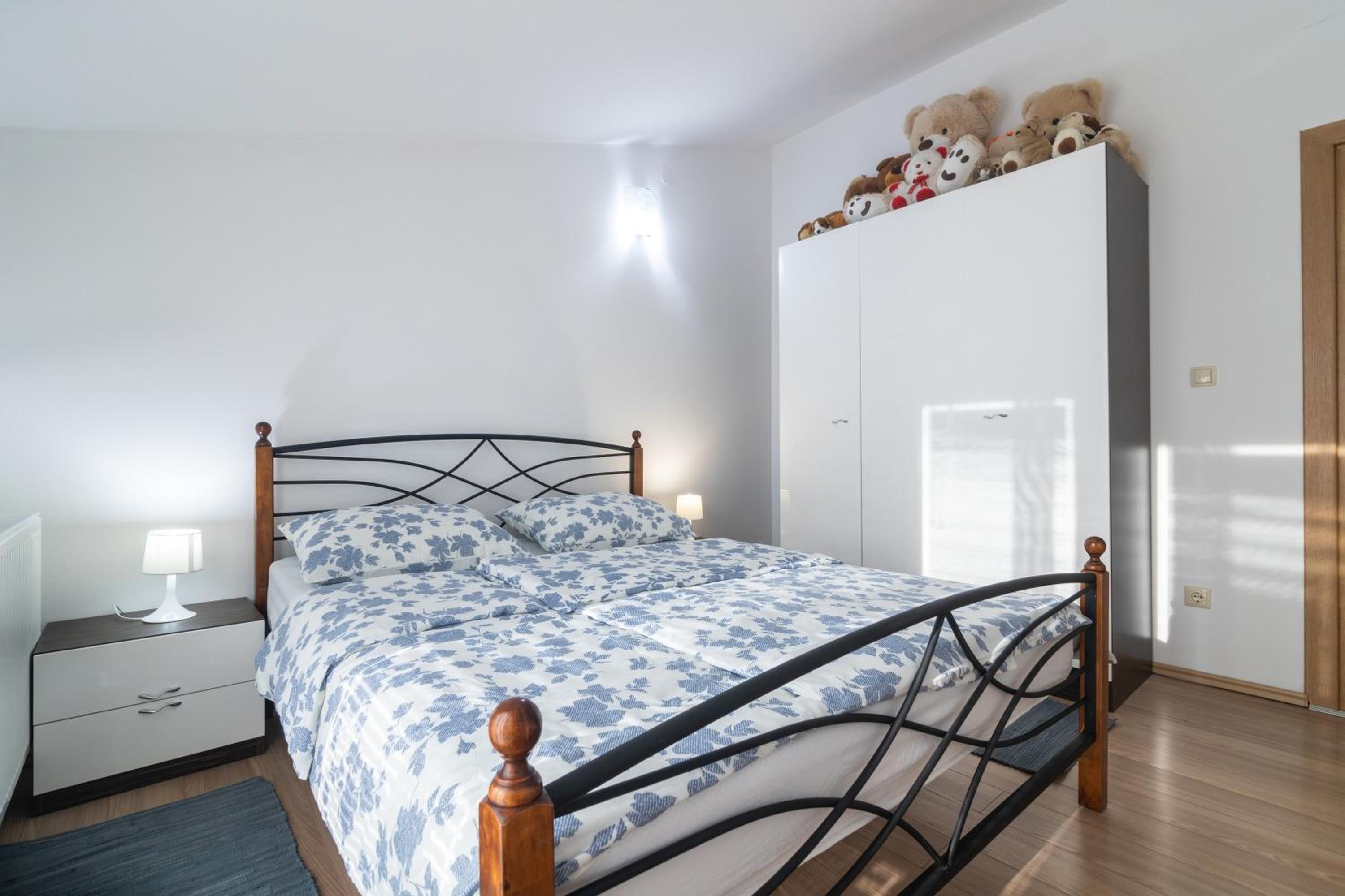 Seabreeze Apartments with Shared Jacuzzi