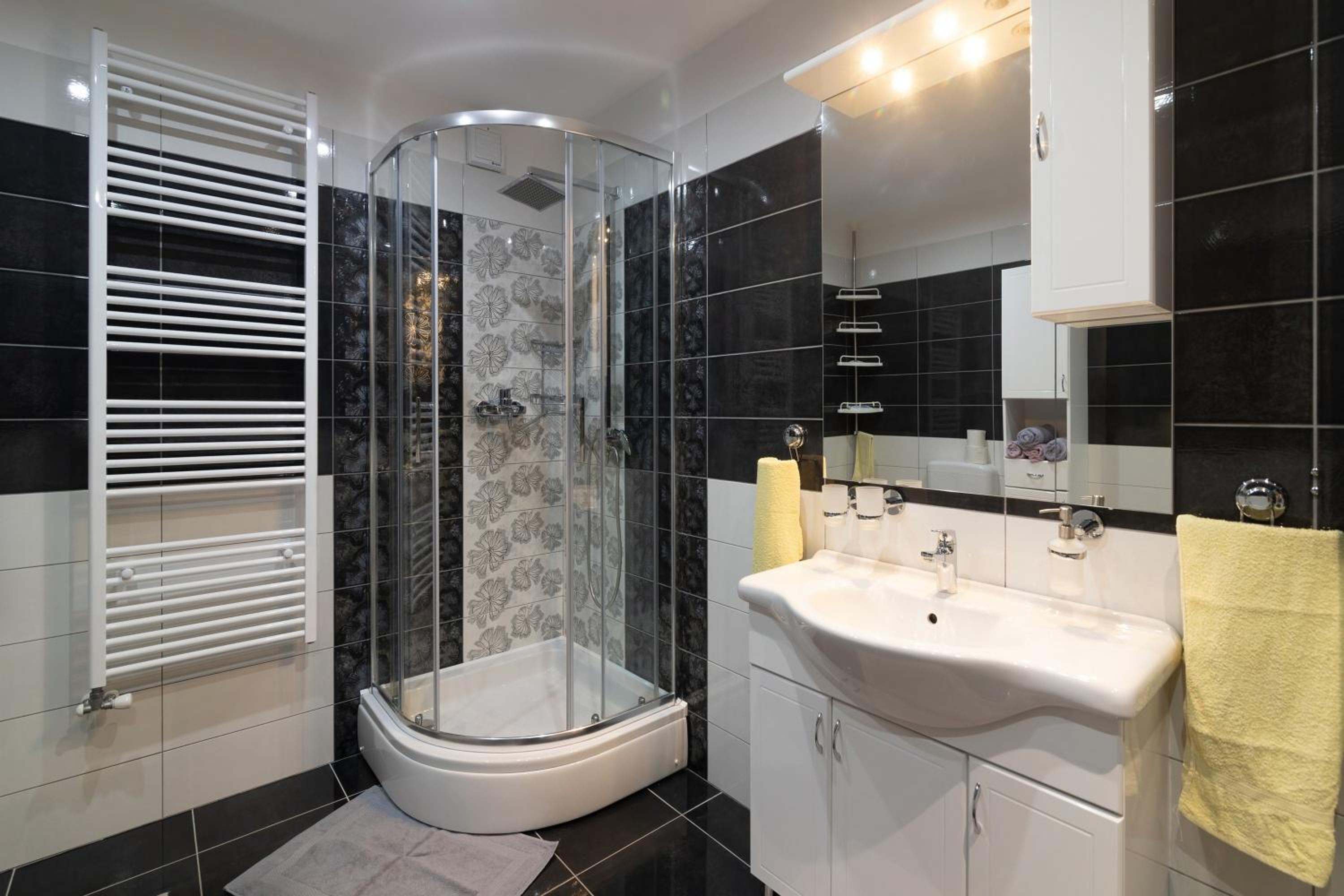 Seabreeze Apartments with Shared Jacuzzi