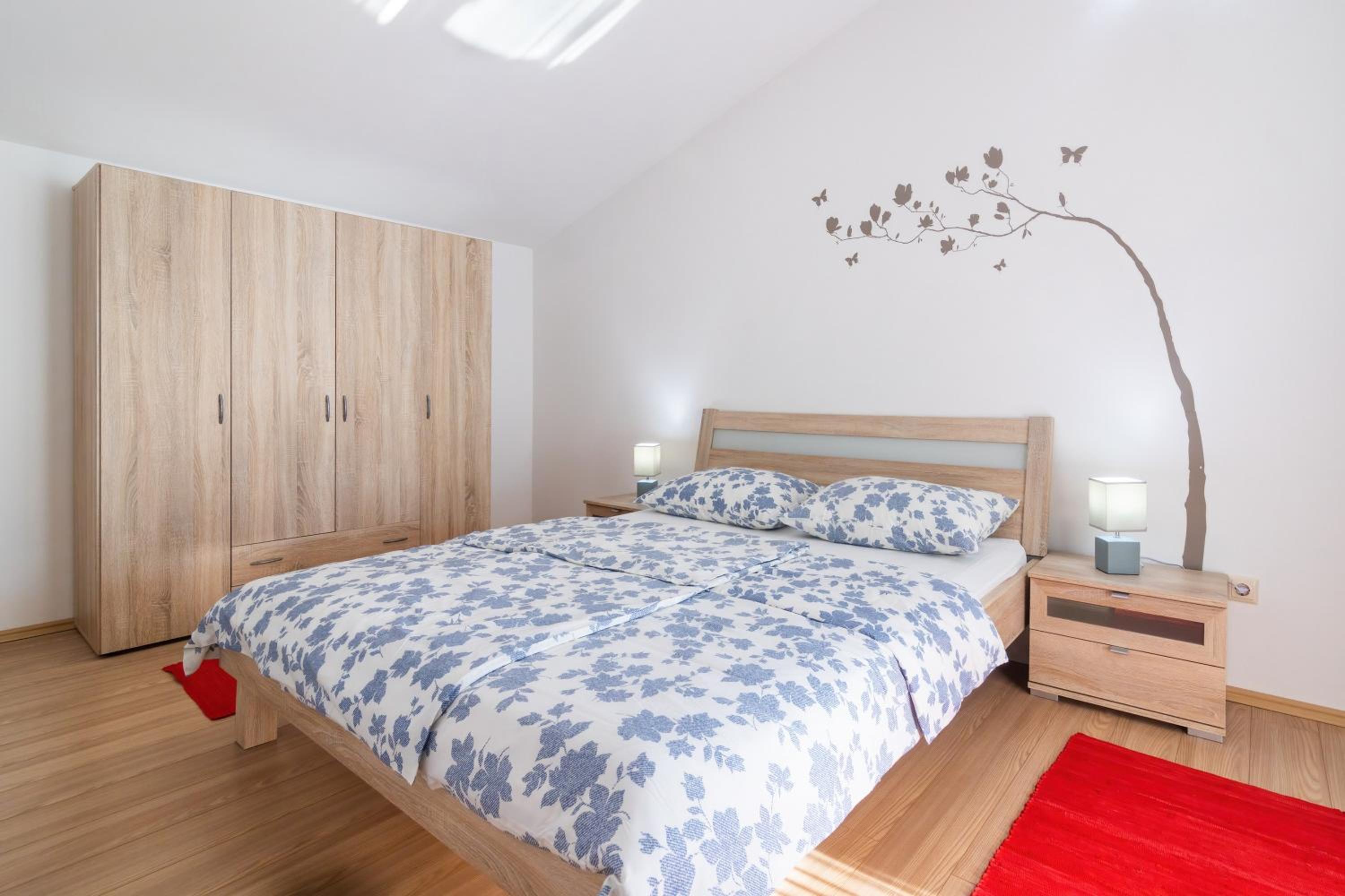 Seabreeze Apartments with Shared Jacuzzi