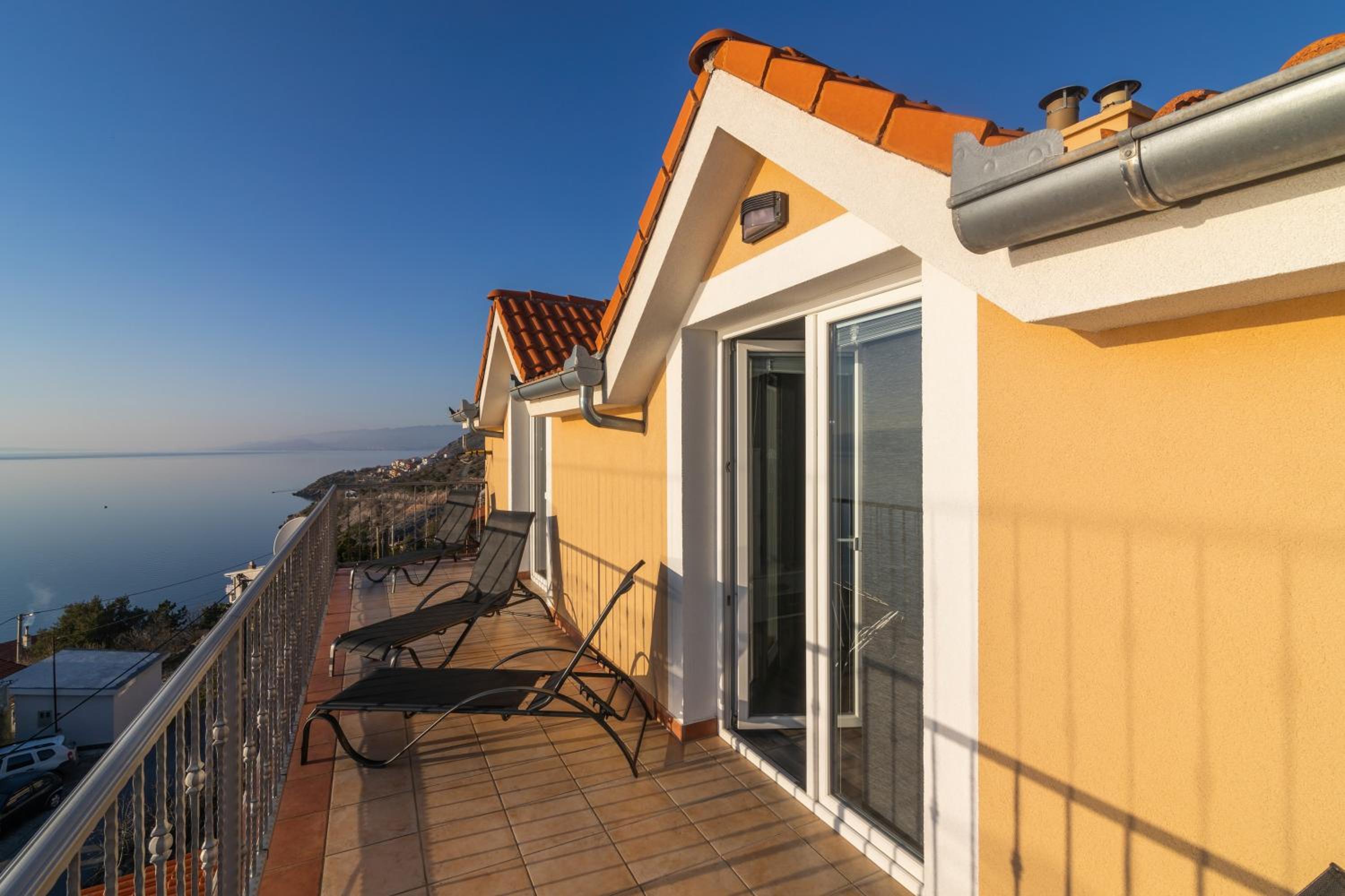 Seabreeze Apartments with Shared Jacuzzi