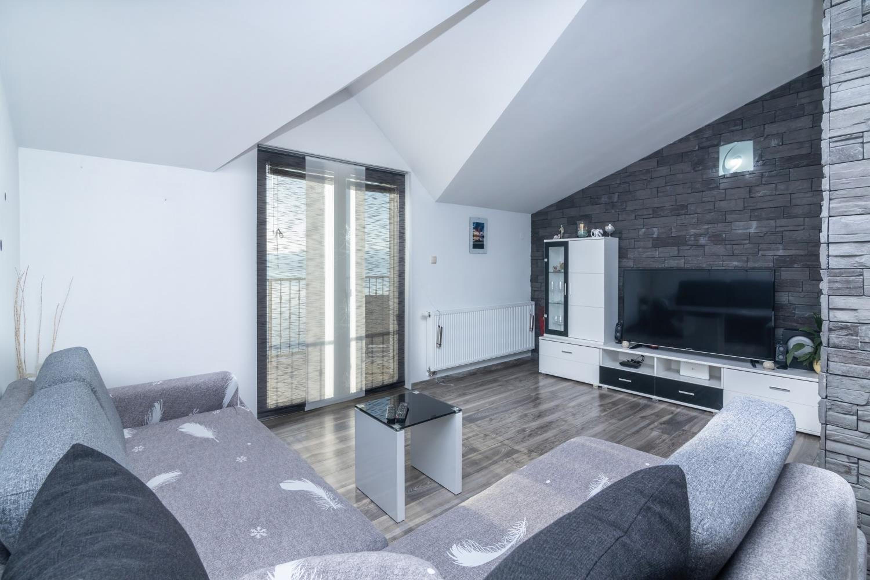 Seabreeze Apartments with Shared Jacuzzi